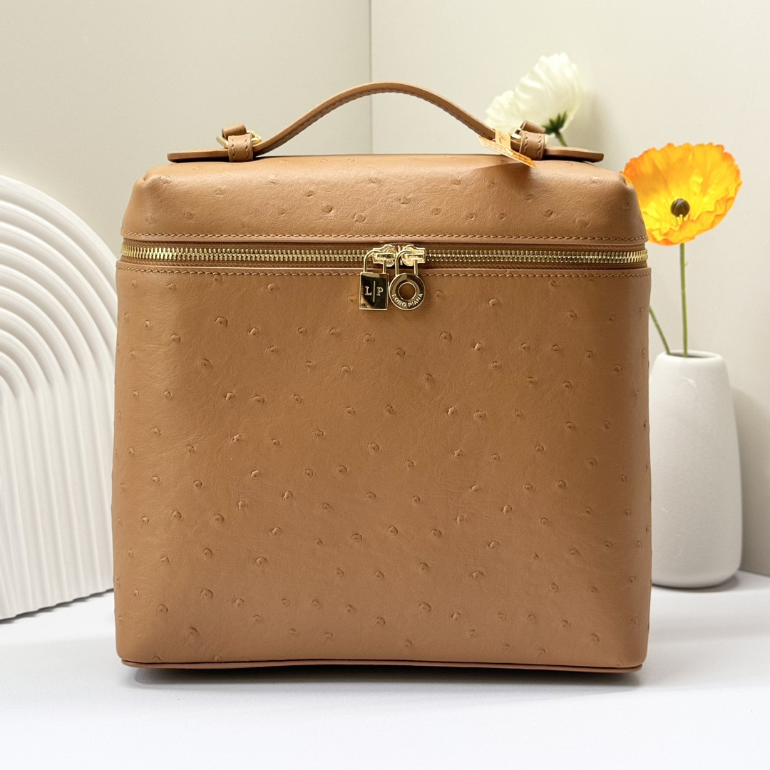 L**o p*ana Extra Pocket backpack L23.5 Ostrich-grained Leather 23 x 21 x 8 cm