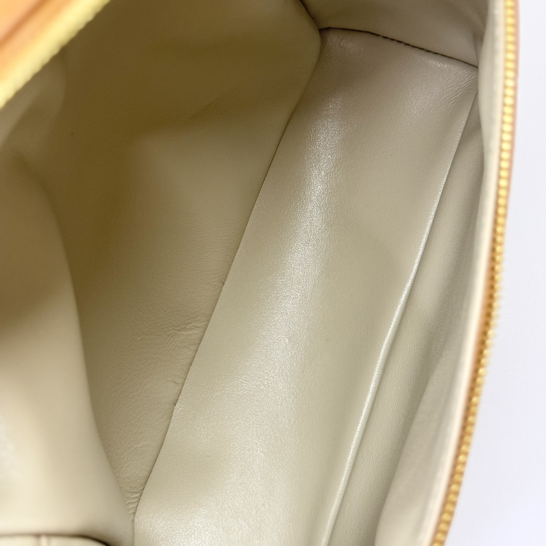 L**o p*ana Extra Pocket backpack L23.5 Ostrich-grained Leather 23 x 21 x 8 cm