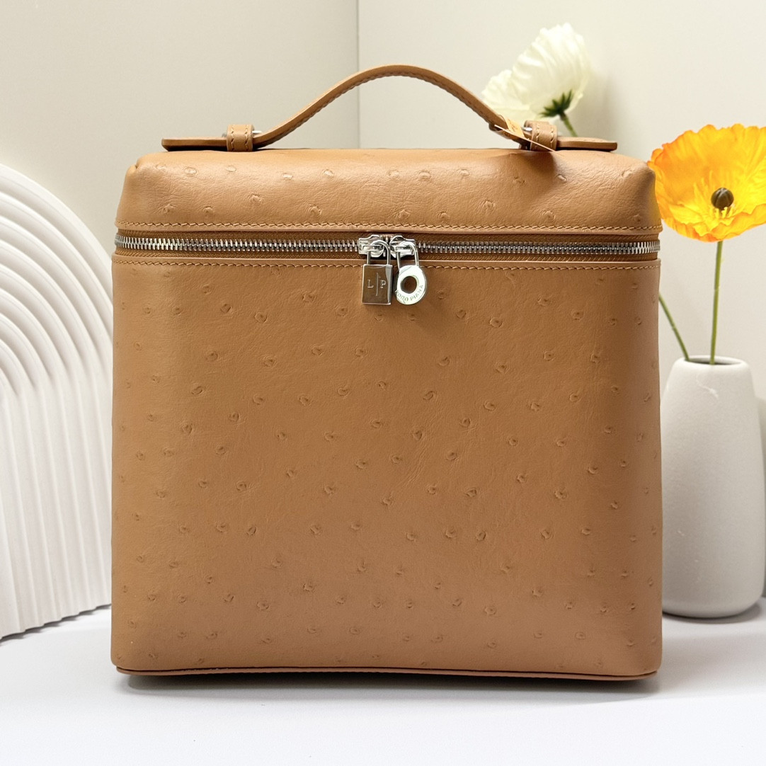 L**o p*ana Extra Pocket backpack L23.5 Ostrich-grained Leather 23 x 21 x 8 cm