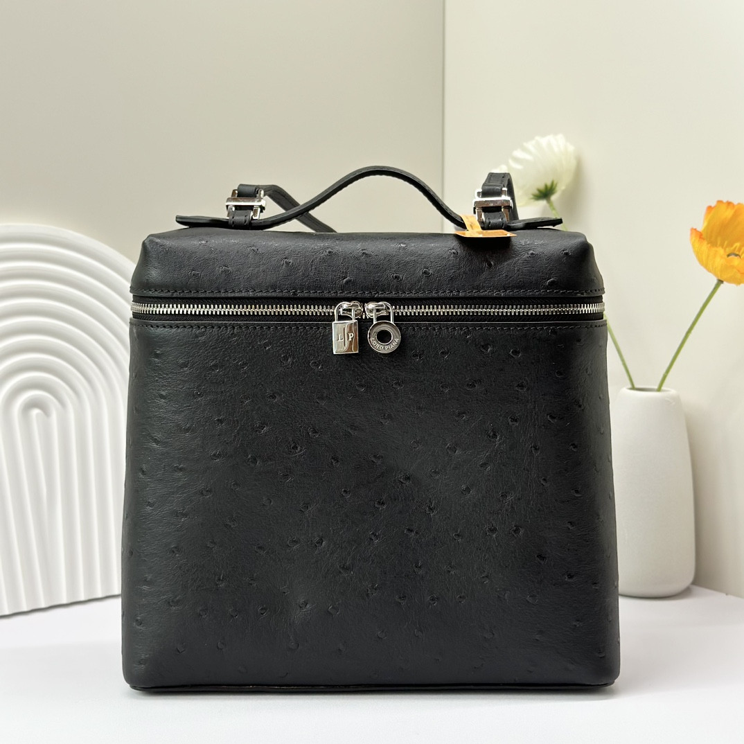 L**o p*ana Extra Pocket backpack L23.5 Ostrich-grained Leather 23 x 21 x 8 cm