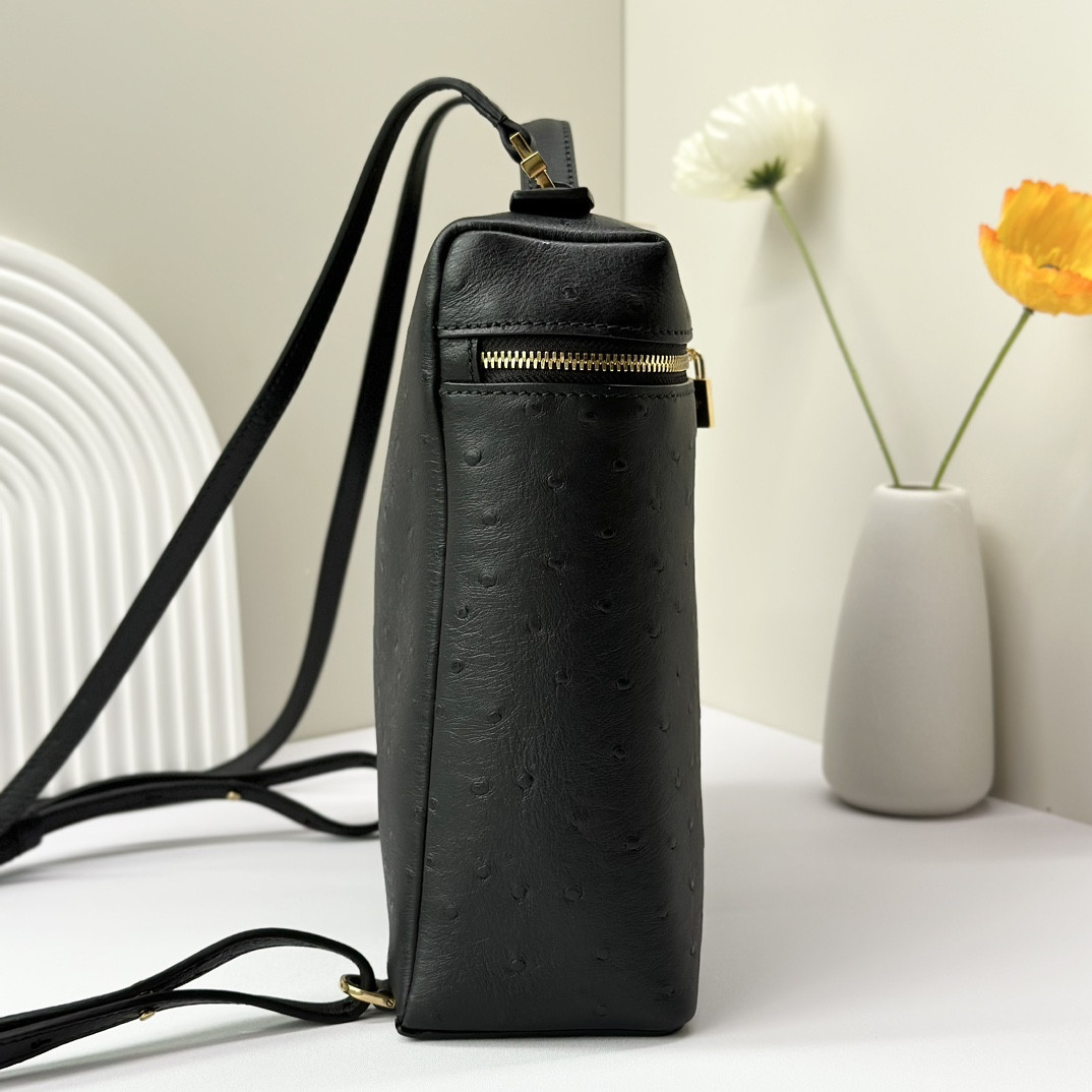 L**o p*ana Extra Pocket backpack L23.5 Ostrich-grained Leather 23 x 21 x 8 cm