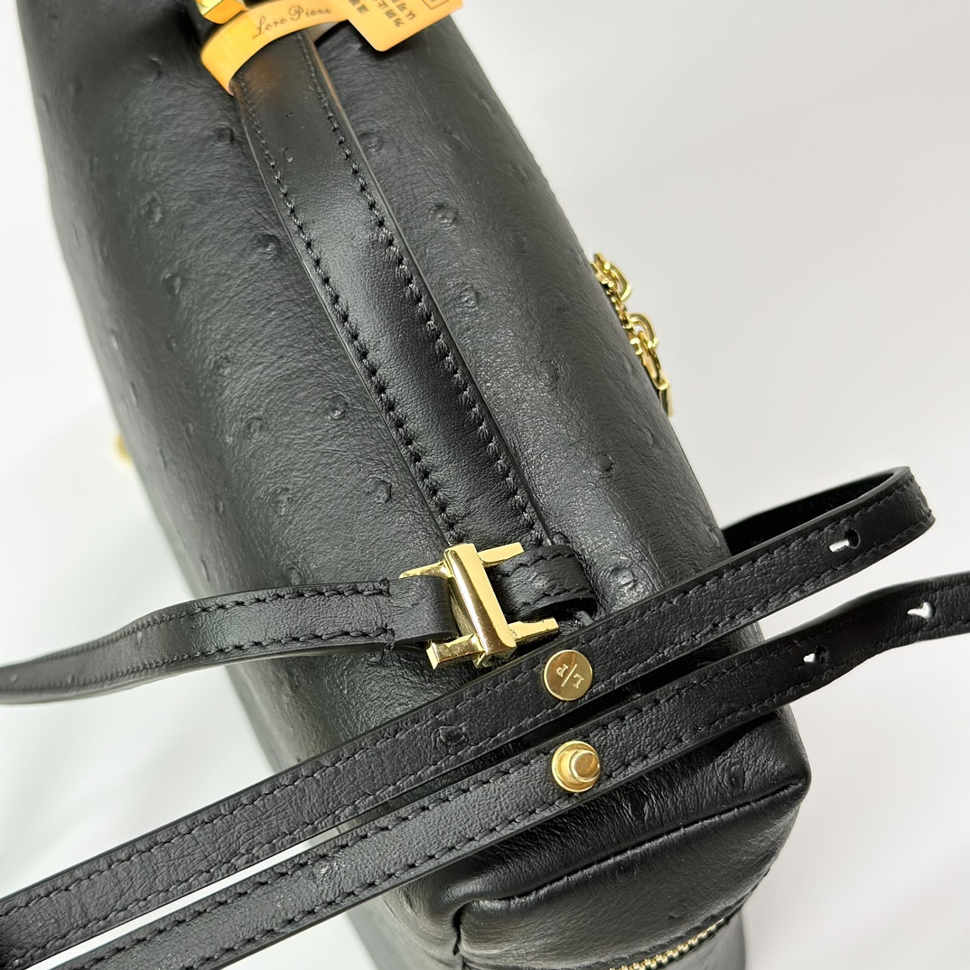 L**o p*ana Extra Pocket backpack L23.5 Ostrich-grained Leather 23 x 21 x 8 cm