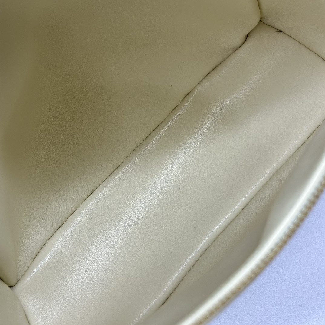 L**o p*ana Extra Pocket backpack L23.5 Ostrich-grained Leather 23 x 21 x 8 cm