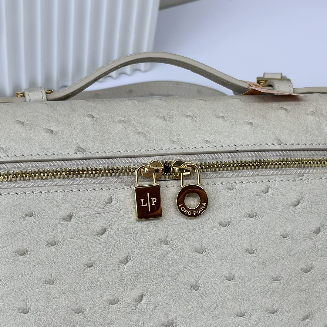 L**o p*ana Extra Pocket backpack L23.5 Ostrich-grained Leather 23 x 21 x 8 cm