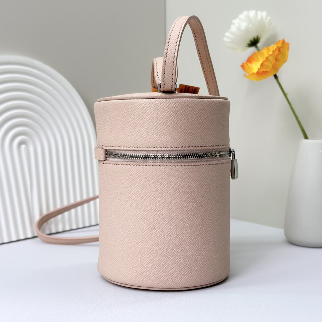 L**o p*ana Extra Case Textured Calfskin 12 x16 x12cm