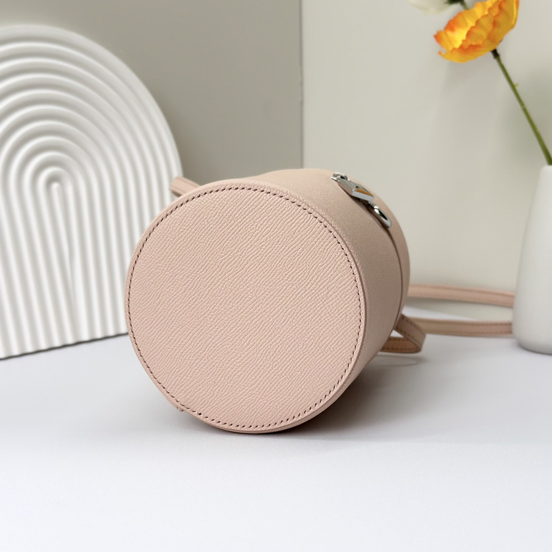 L**o p*ana Extra Case Textured Calfskin 12 x16 x12cm