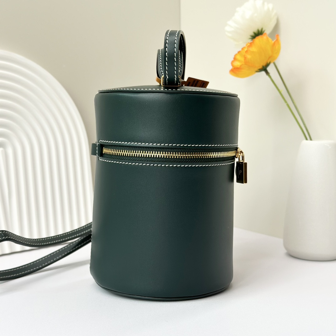 L**o p*ana Extra Case Smooth Calfskin 12 x16 x12cm