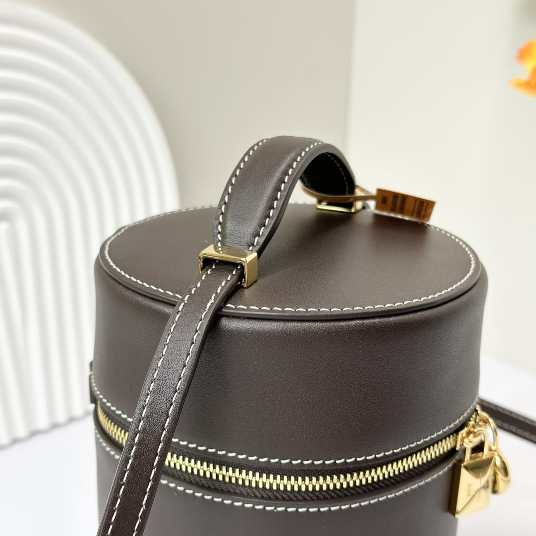 L**o p*ana Extra Case Smooth Calfskin 12 x16 x12cm