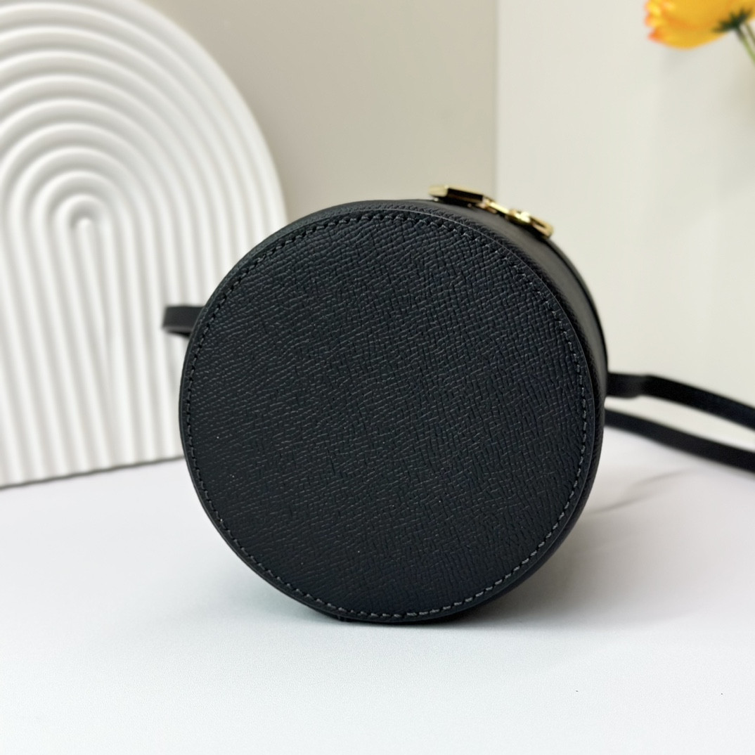 L**o p*ana Extra Case Textured Calfskin 12 x16 x12cm