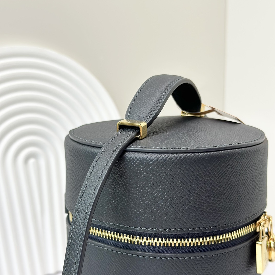 L**o p*ana Extra Case Textured Calfskin 12 x16 x12cm