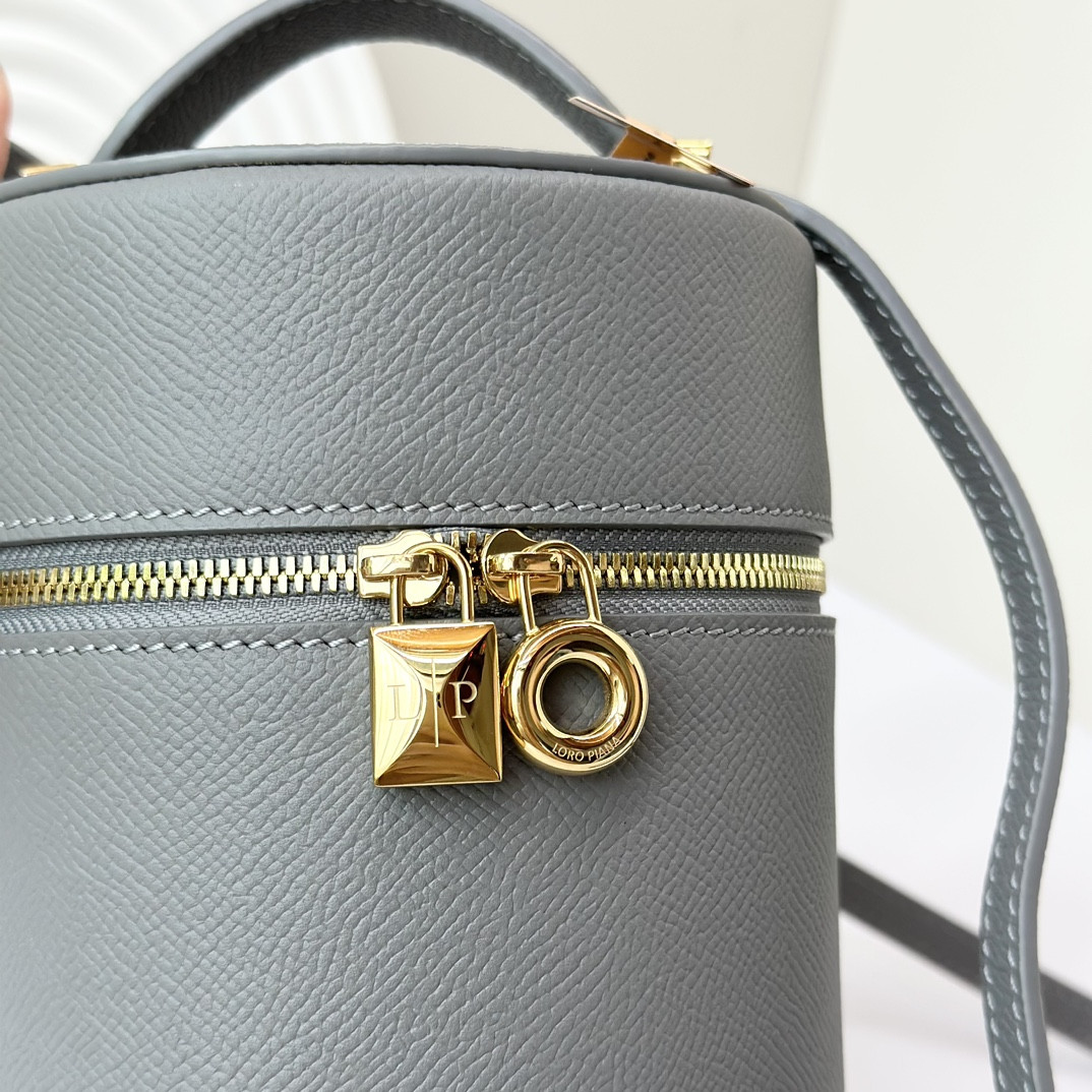 L**o p*ana Extra Case Textured Calfskin 12 x16 x12cm