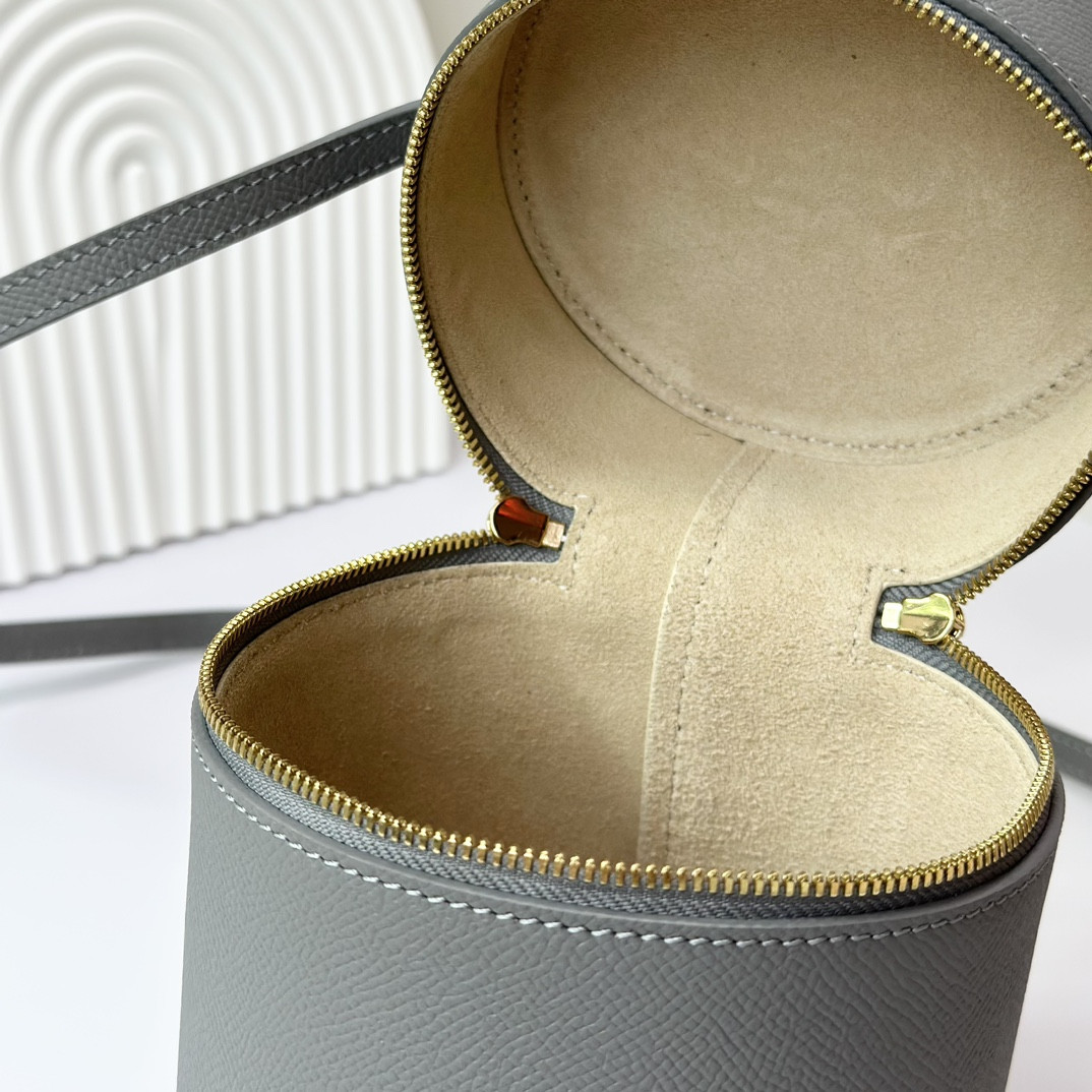 L**o p*ana Extra Case Textured Calfskin 12 x16 x12cm