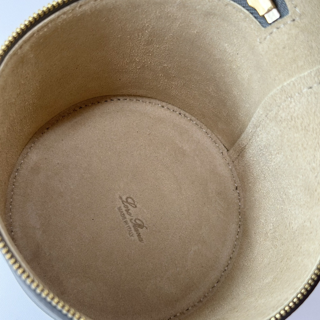 L**o p*ana Extra Case Textured Calfskin 12 x16 x12cm