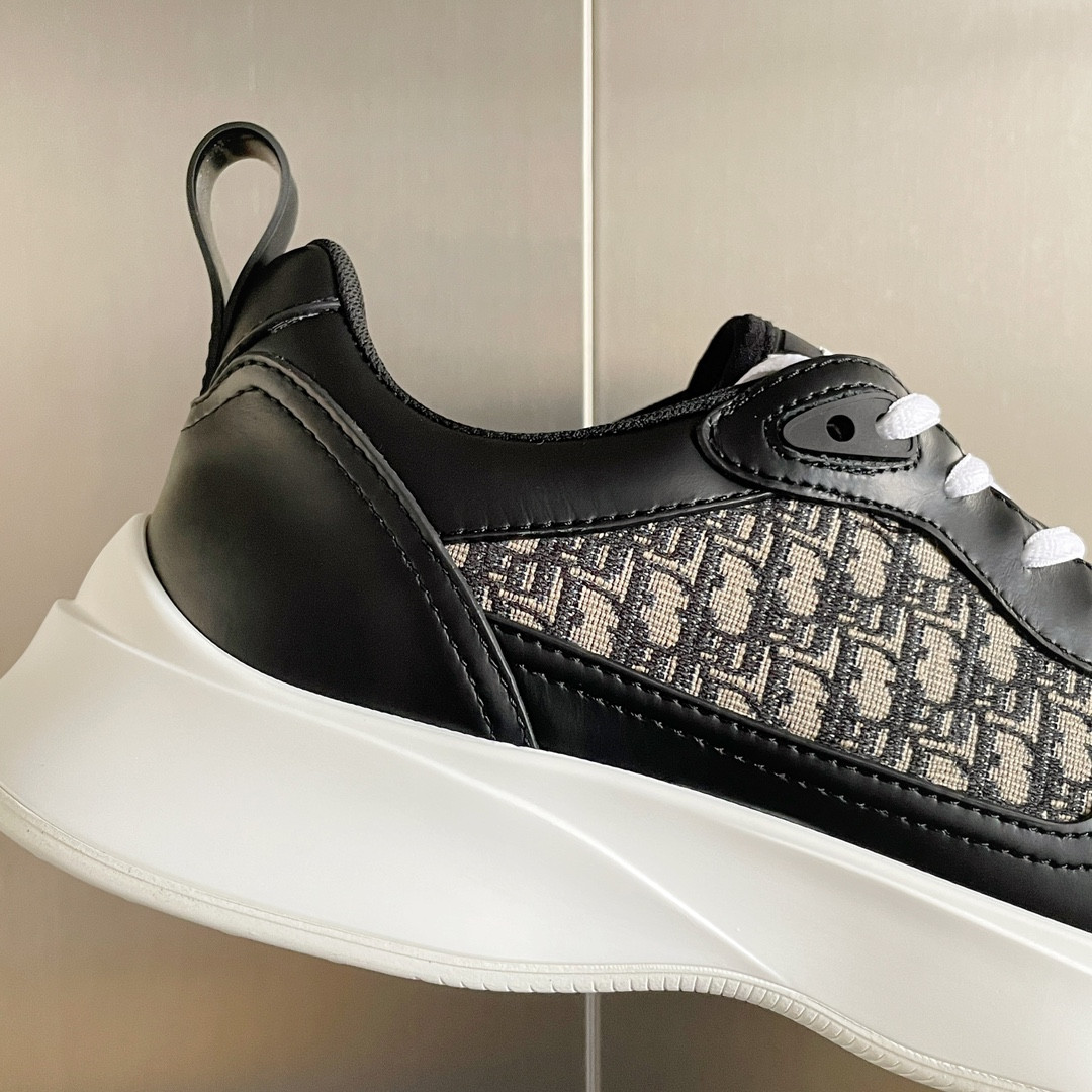 UA D*0r B25 Runner Sneaker