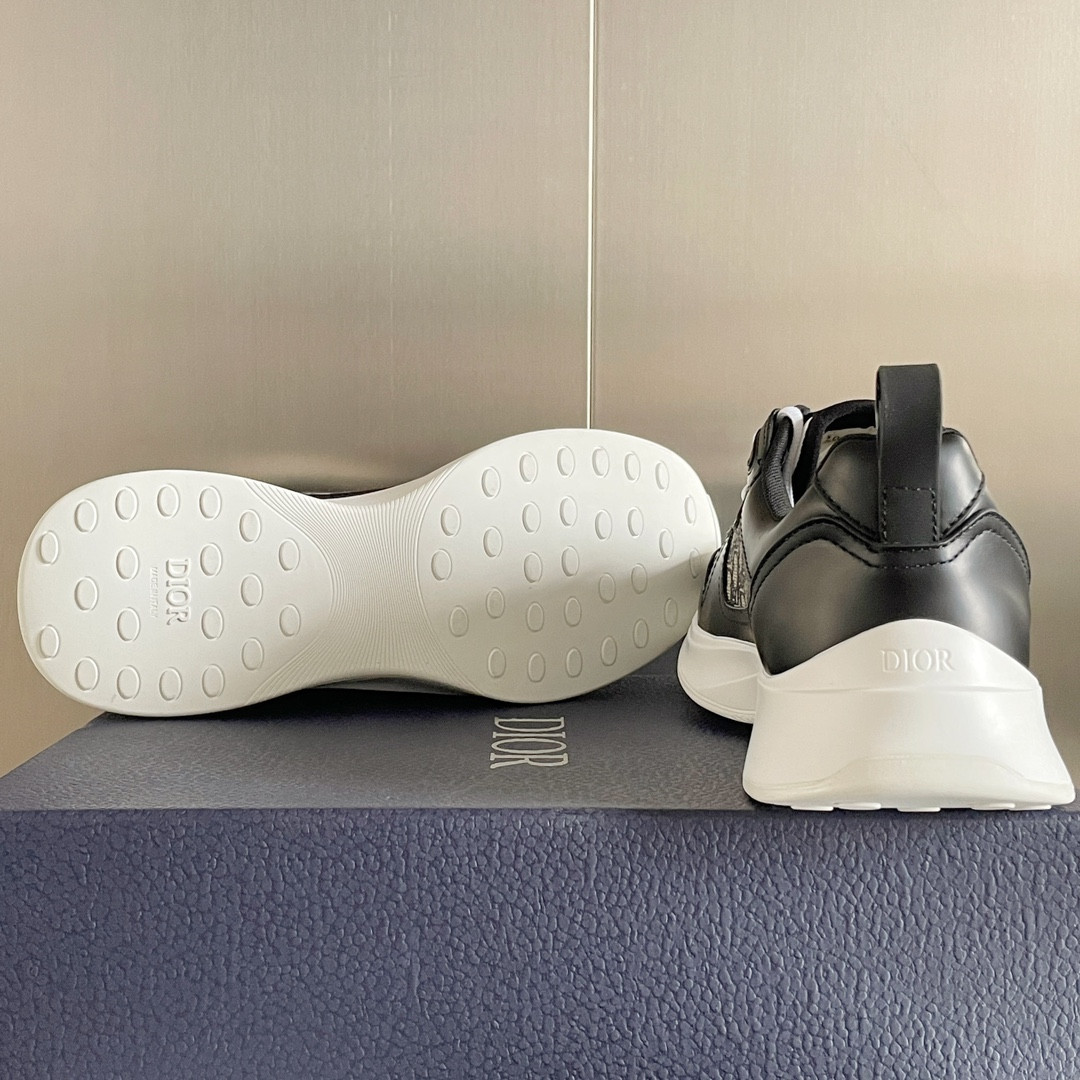 UA D*0r B25 Runner Sneaker