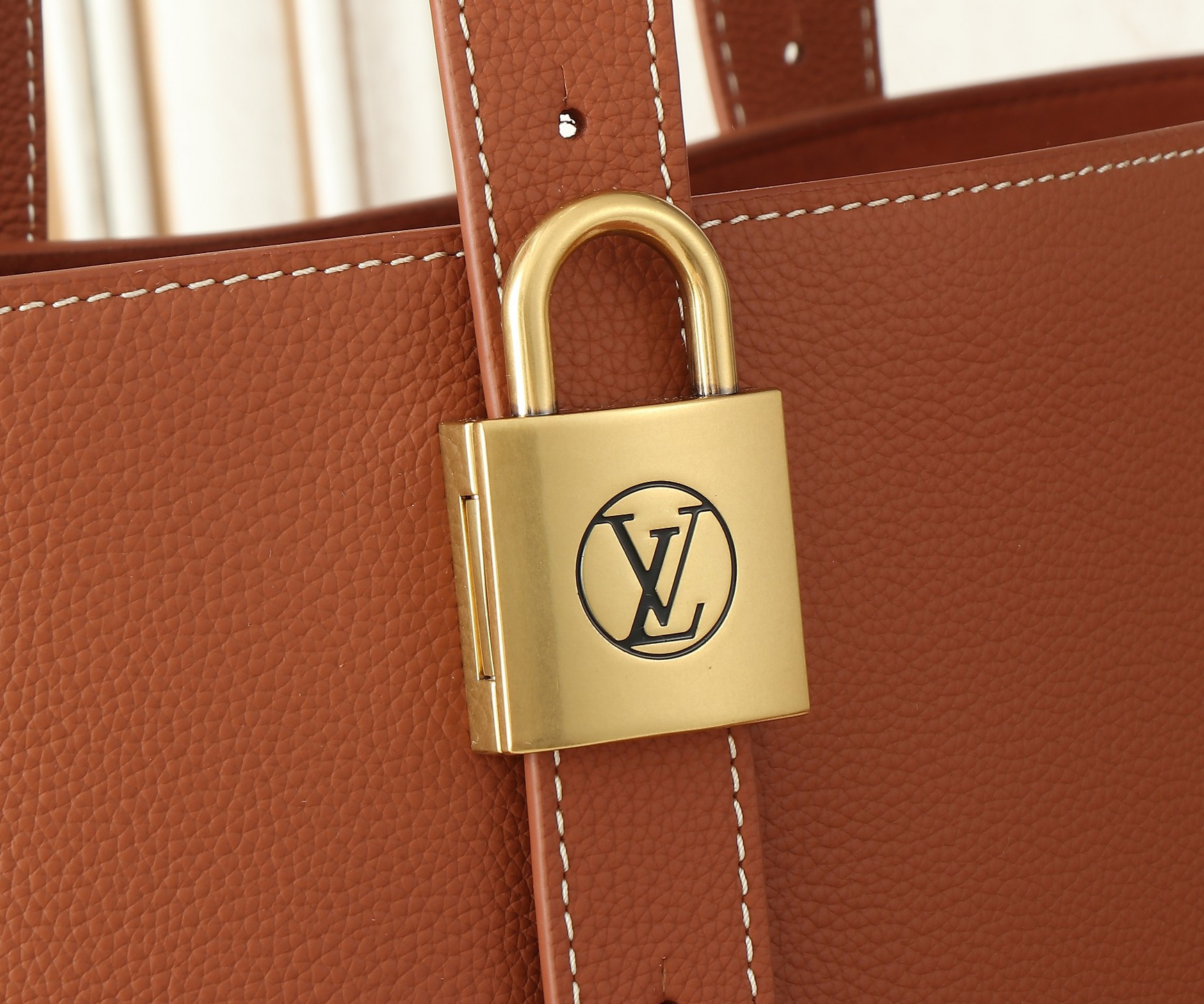 LV Low Key Cabas MM M25342 47x30x14cm