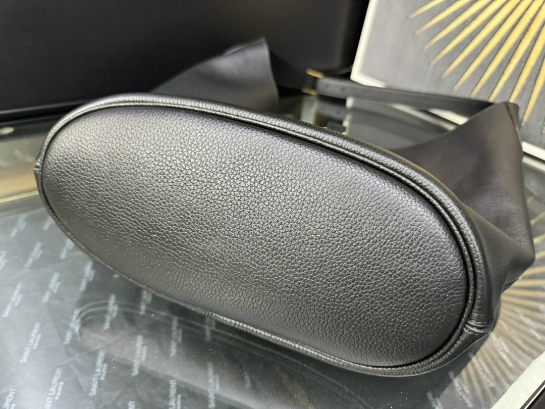 Y*L LE 5 À 7 hobo in grained leather 26x31.5x13.5cm