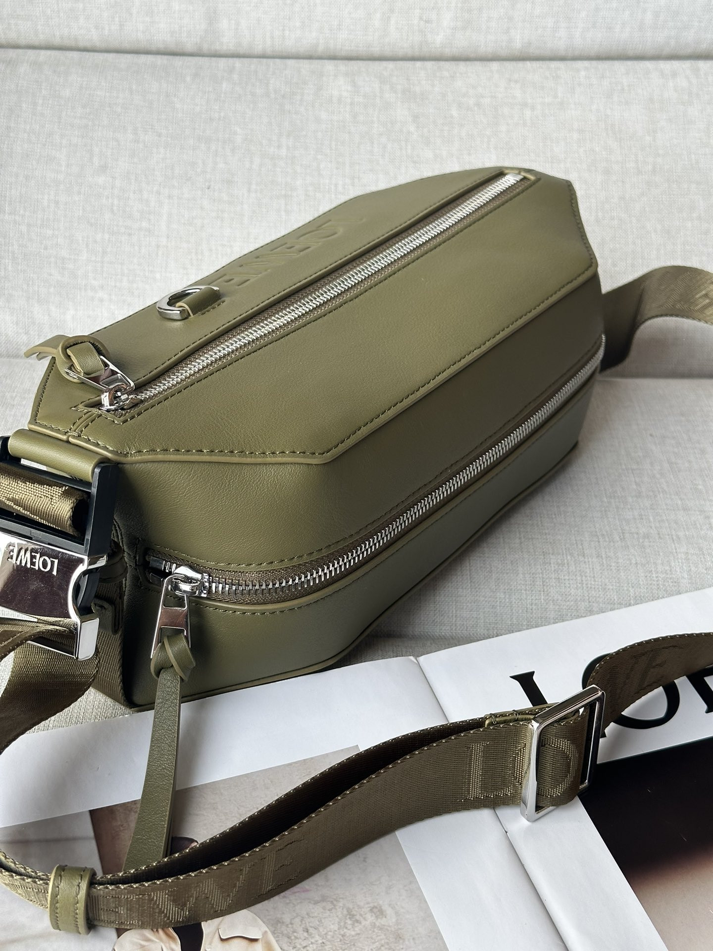 L0ew* Convertible sling in classic calfskin 32.5x9x12.3cm