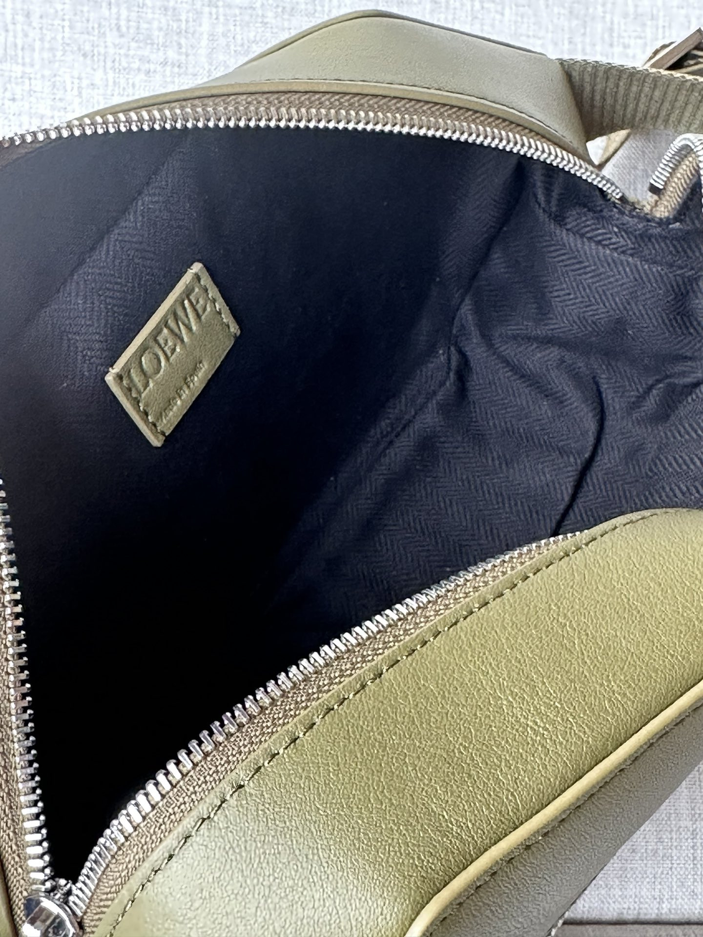 L0ew* Convertible sling in classic calfskin 32.5x9x12.3cm