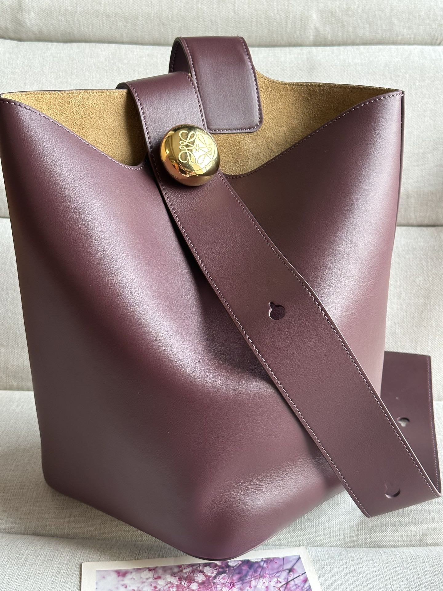 L0ew* Medium Pebble bucket in mellow calfskin 24.5x23.5x28cm