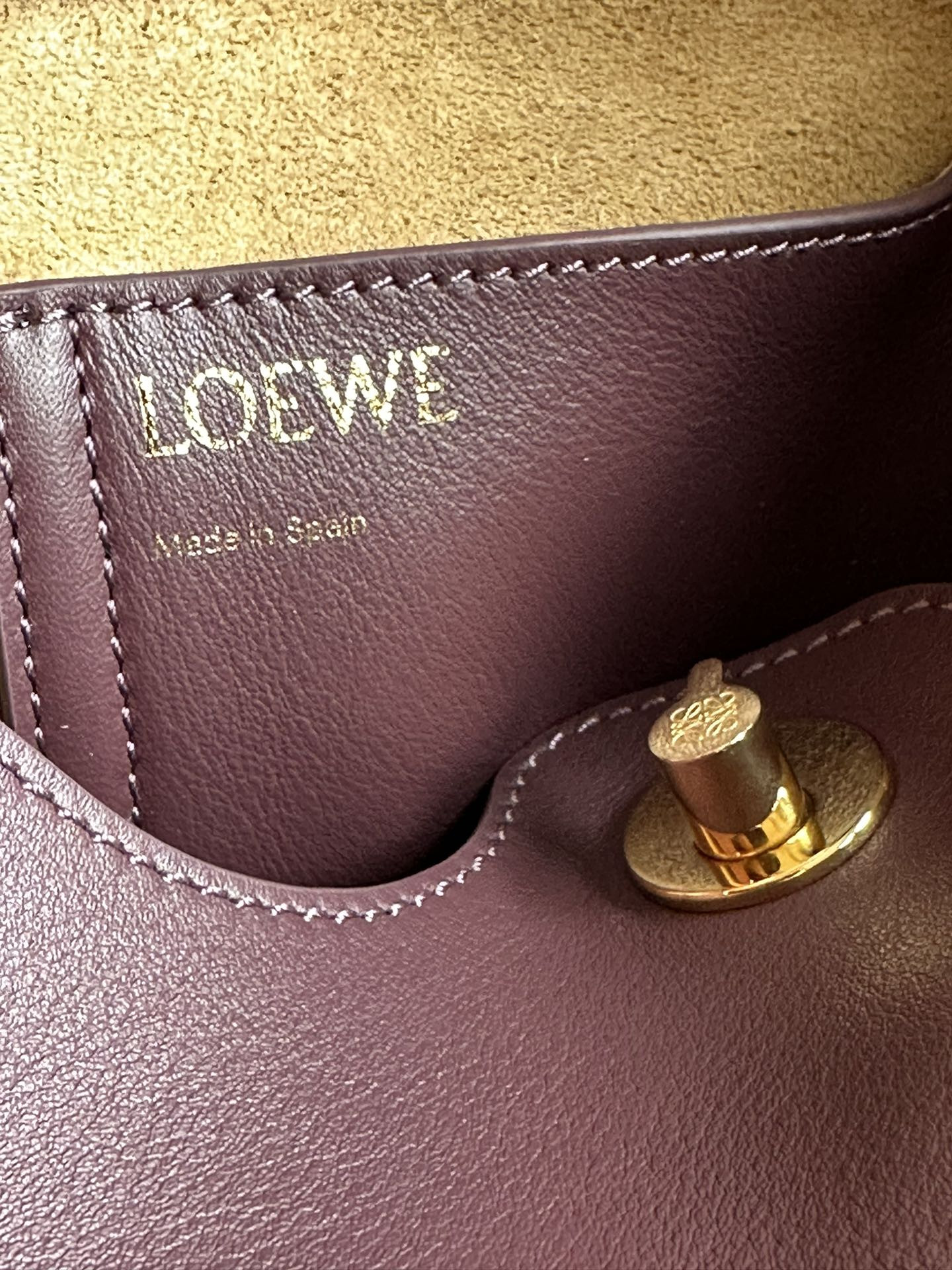 L0ew* Medium Pebble bucket in mellow calfskin 24.5x23.5x28cm