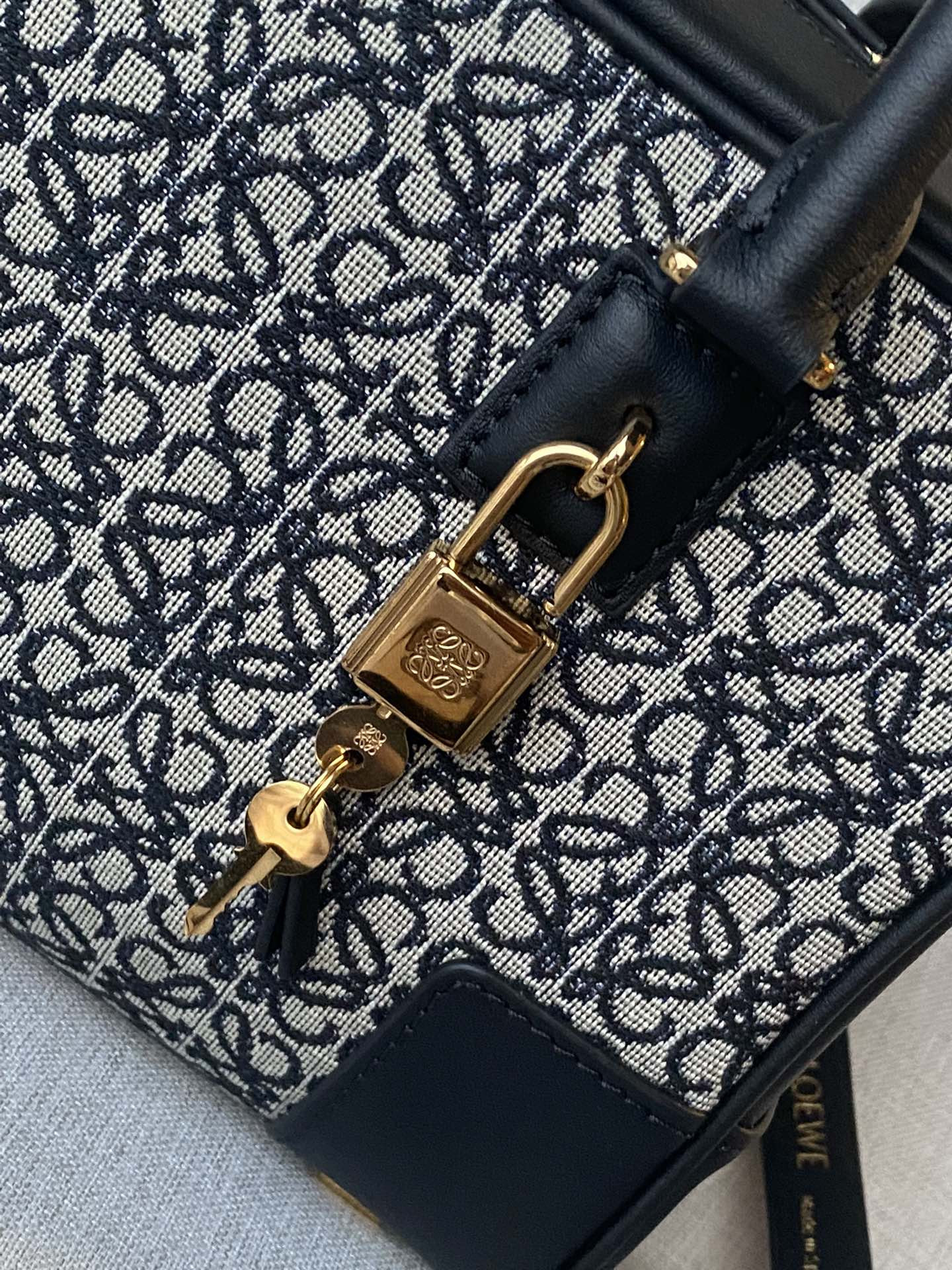 L0ew* Amazona 23x15x19cm