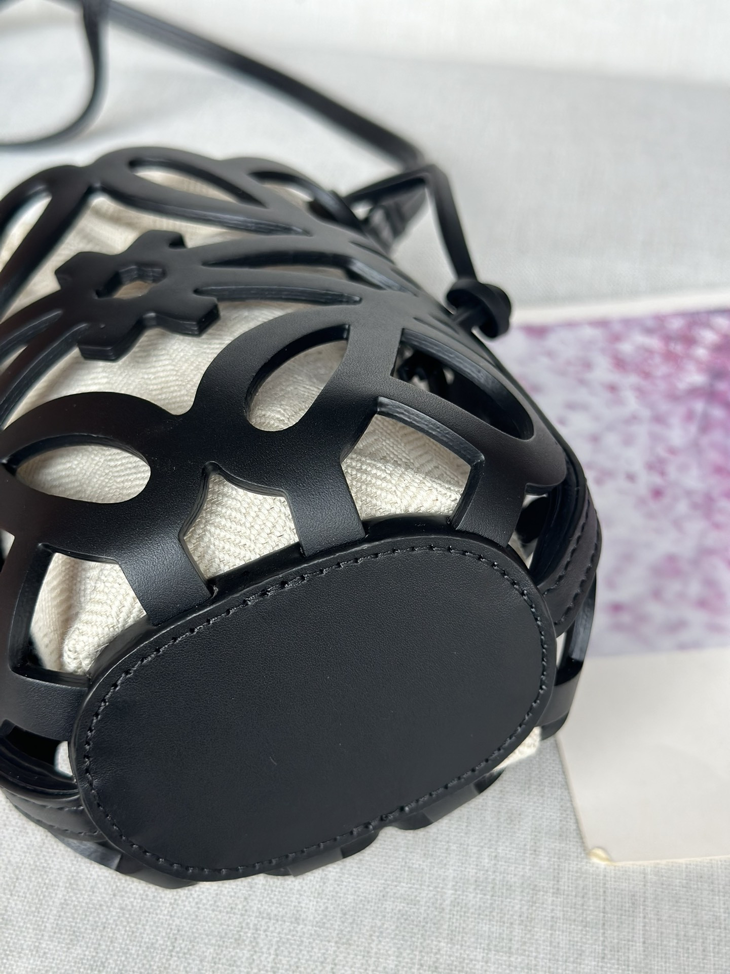 L0ew* Anagram cut-out pocket in classic calfskin and canvas 20x11x8cm