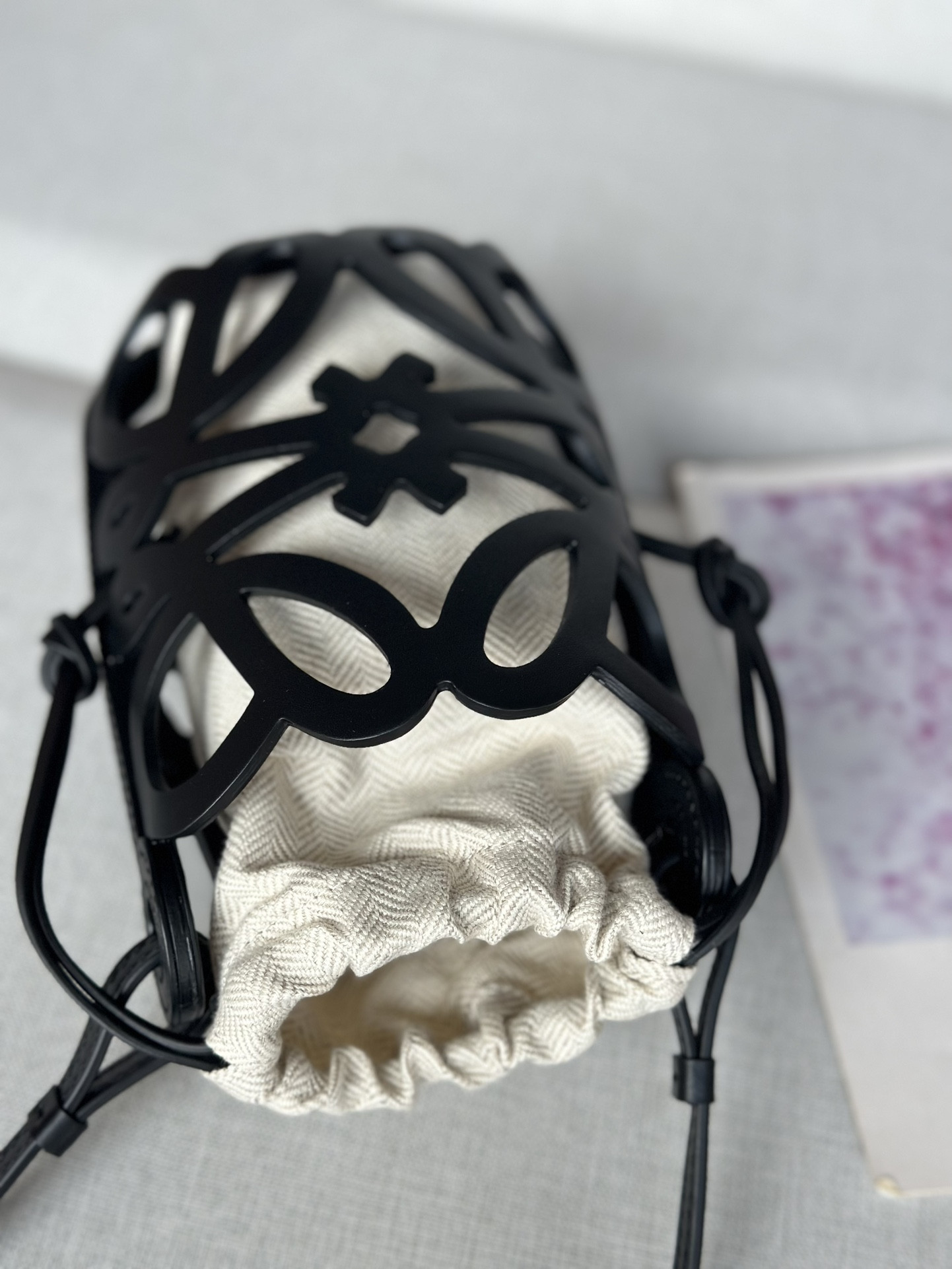 L0ew* Anagram cut-out pocket in classic calfskin and canvas 20x11x8cm