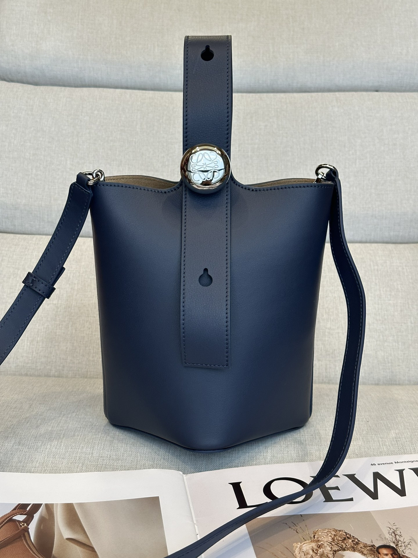 L0ew* Mini Pebble bucket in mellow calfskin 19.5x16x16cm