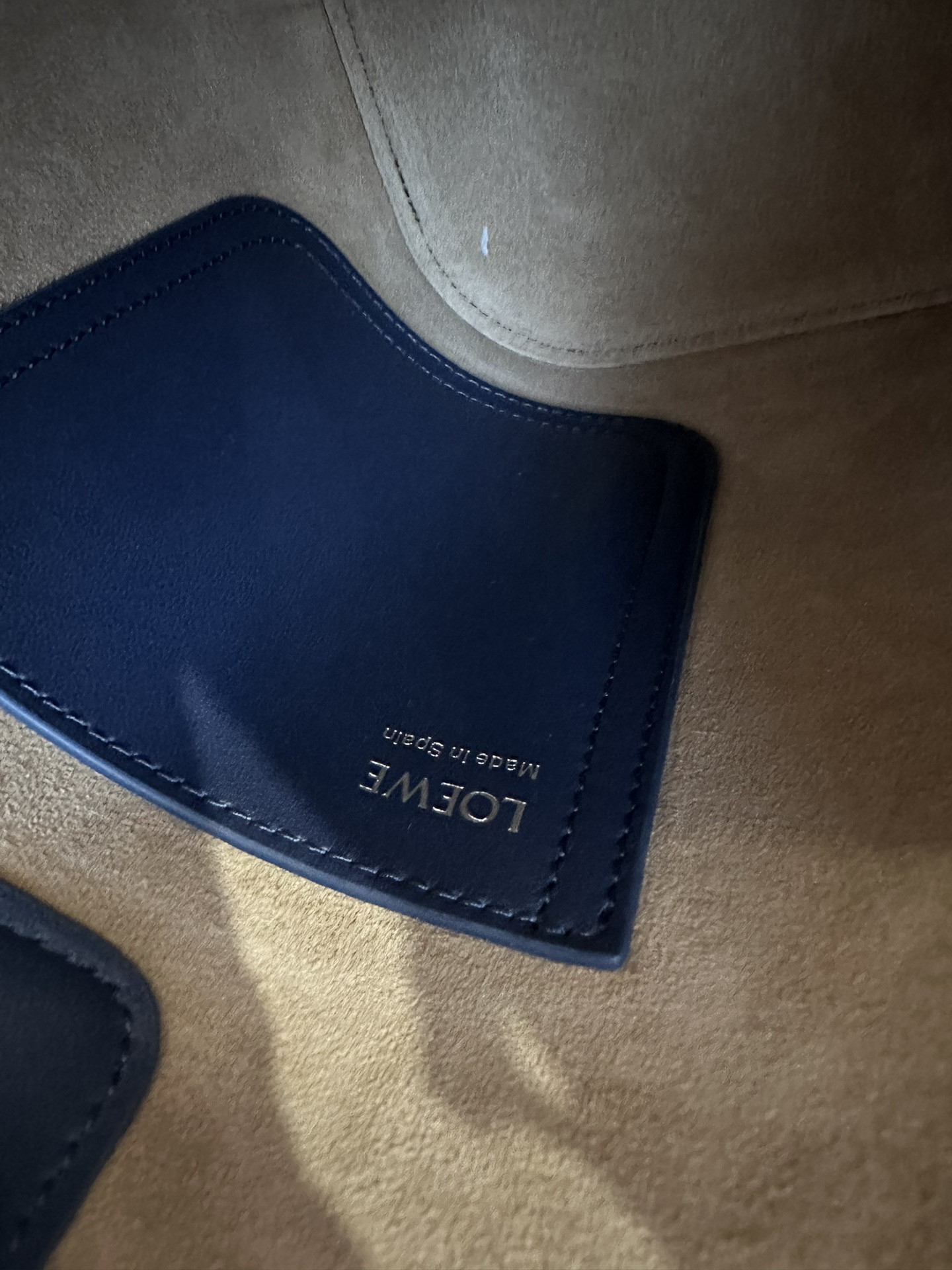 L0ew* Mini Pebble bucket in mellow calfskin 19.5x16x16cm