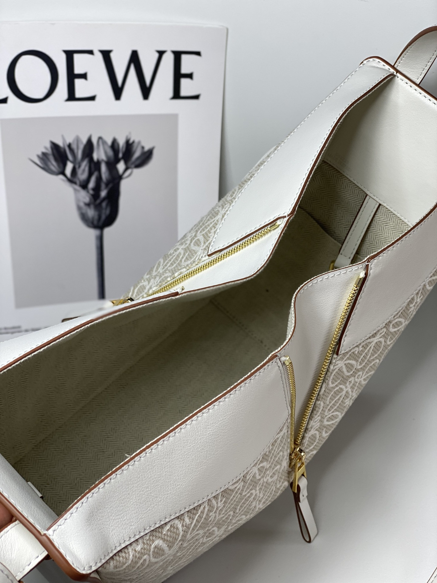 L0ew* Small Hammock bag in soft grained calfskin 30x13.5x25cm