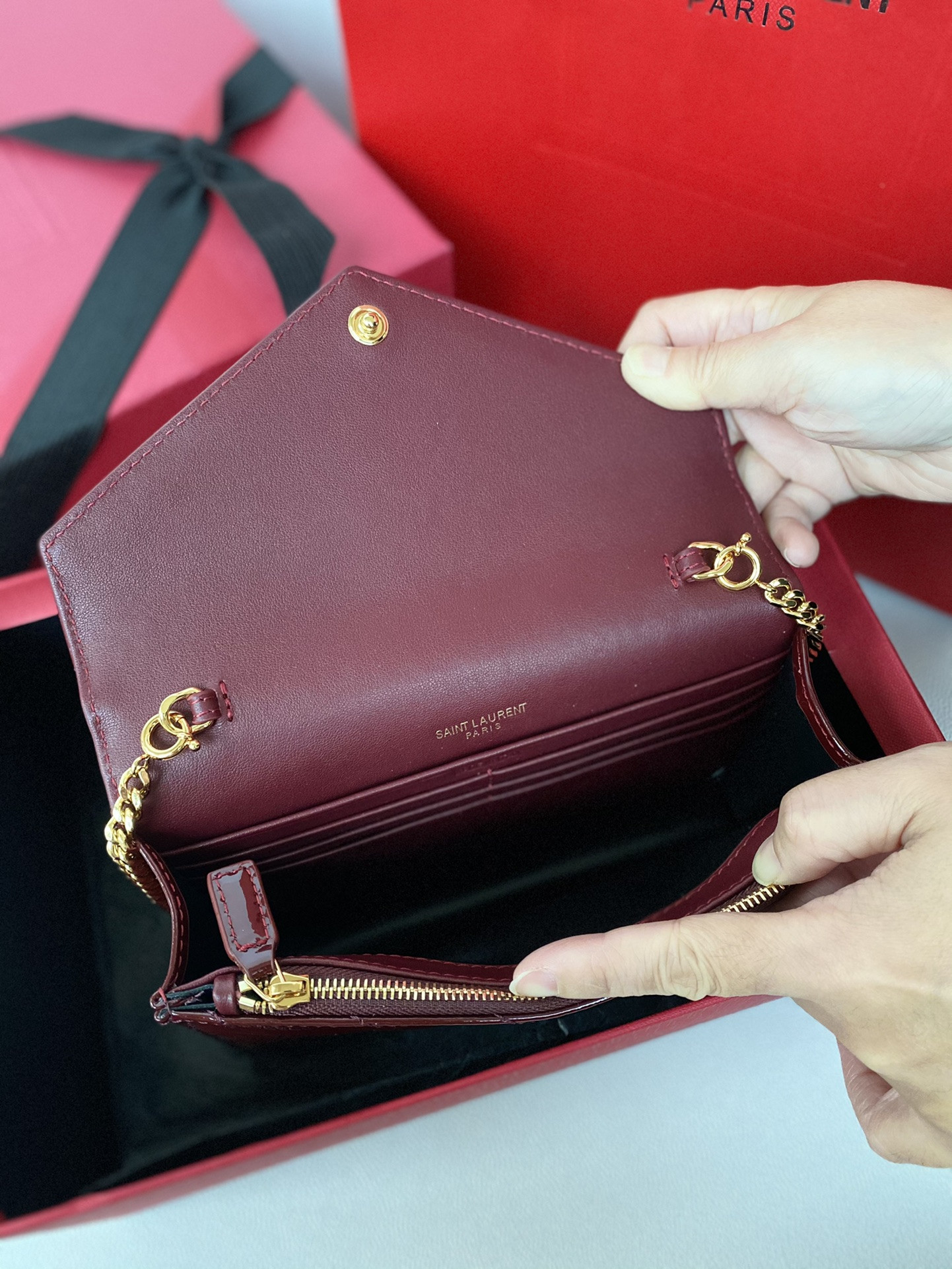 Y*L WOC CASSANDRE envelope chain wallet in patent leather 19x12.5x3.5cm