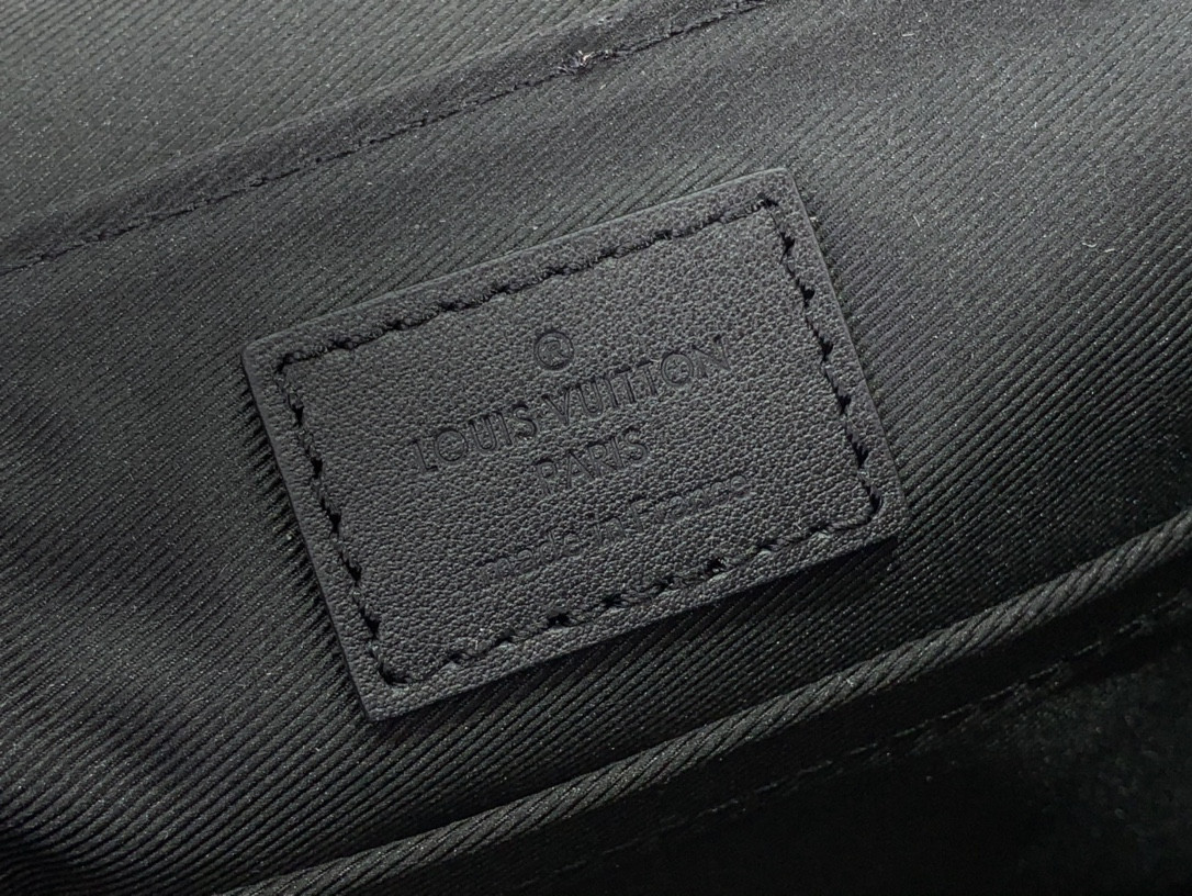 LV Takeoff Messenger PM M24769 22x16.5x7cm