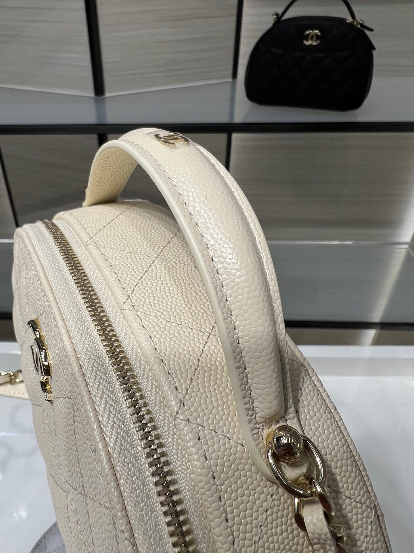 Ch*el 25C Chain shell bag 18X16X6cm