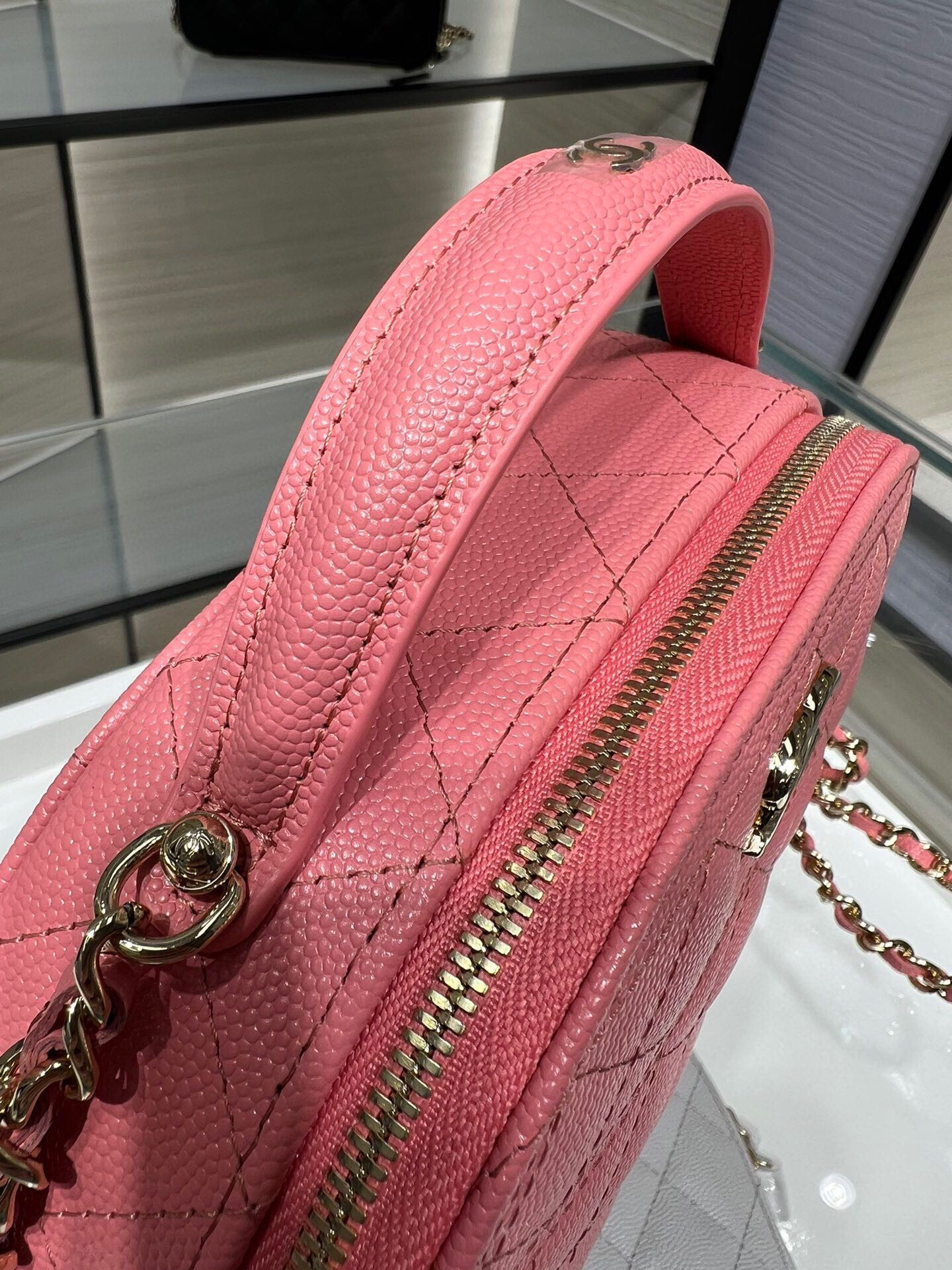 Ch*el 25C Chain shell bag 18X16X6cm