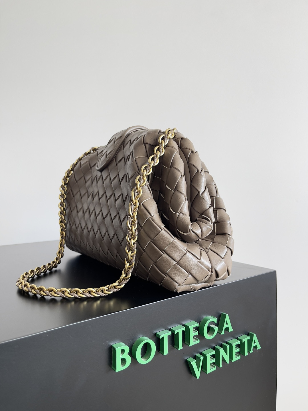 Bo*te*ga Ve*ne*ta LAUREN CLUTCH Andiamo Parachute 31x16.5x11cm
