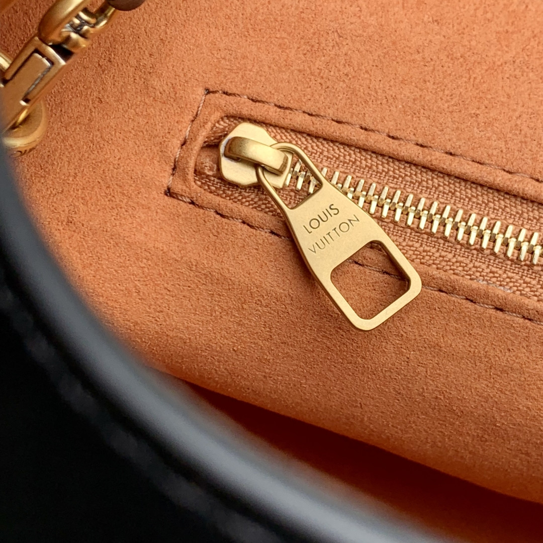 LV Messenger Bag M13148 30x18x12cm