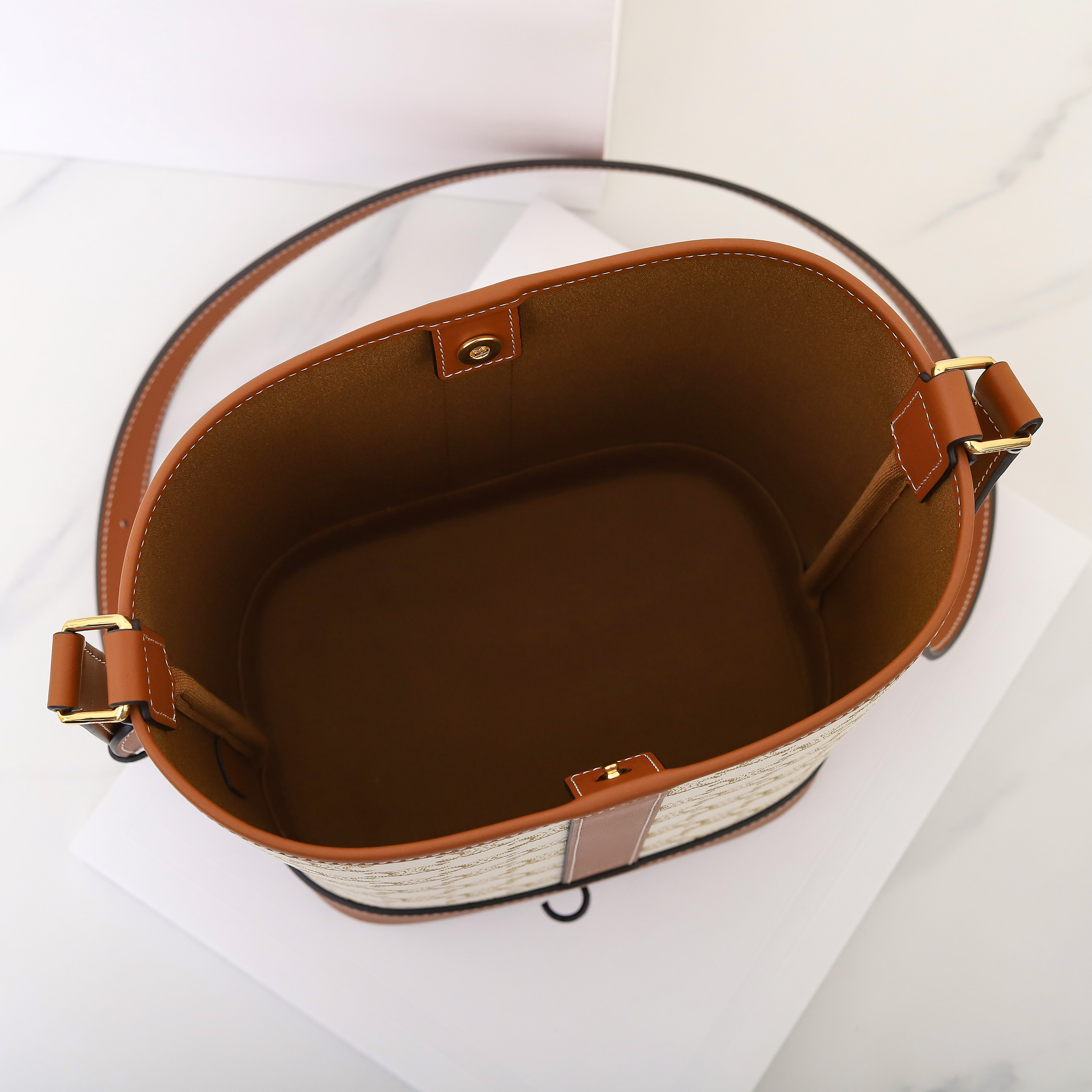 Ce**e SMALL BUCKET IN TRIOMPHE CANVAS AND CALFSKIN 191442 30x22x13cm