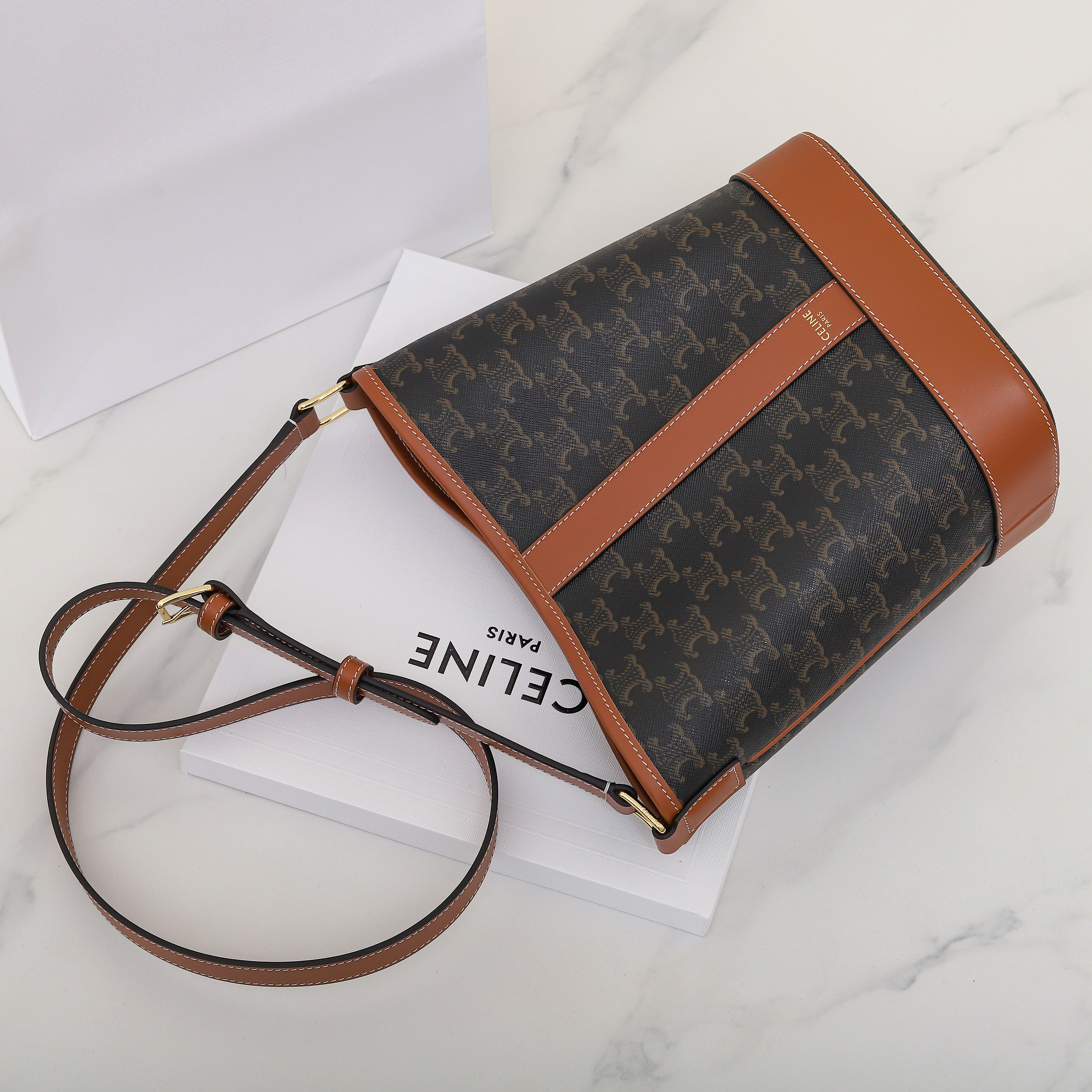 Ce**e SMALL BUCKET IN TRIOMPHE CANVAS AND CALFSKIN 191442 30x22x13cm