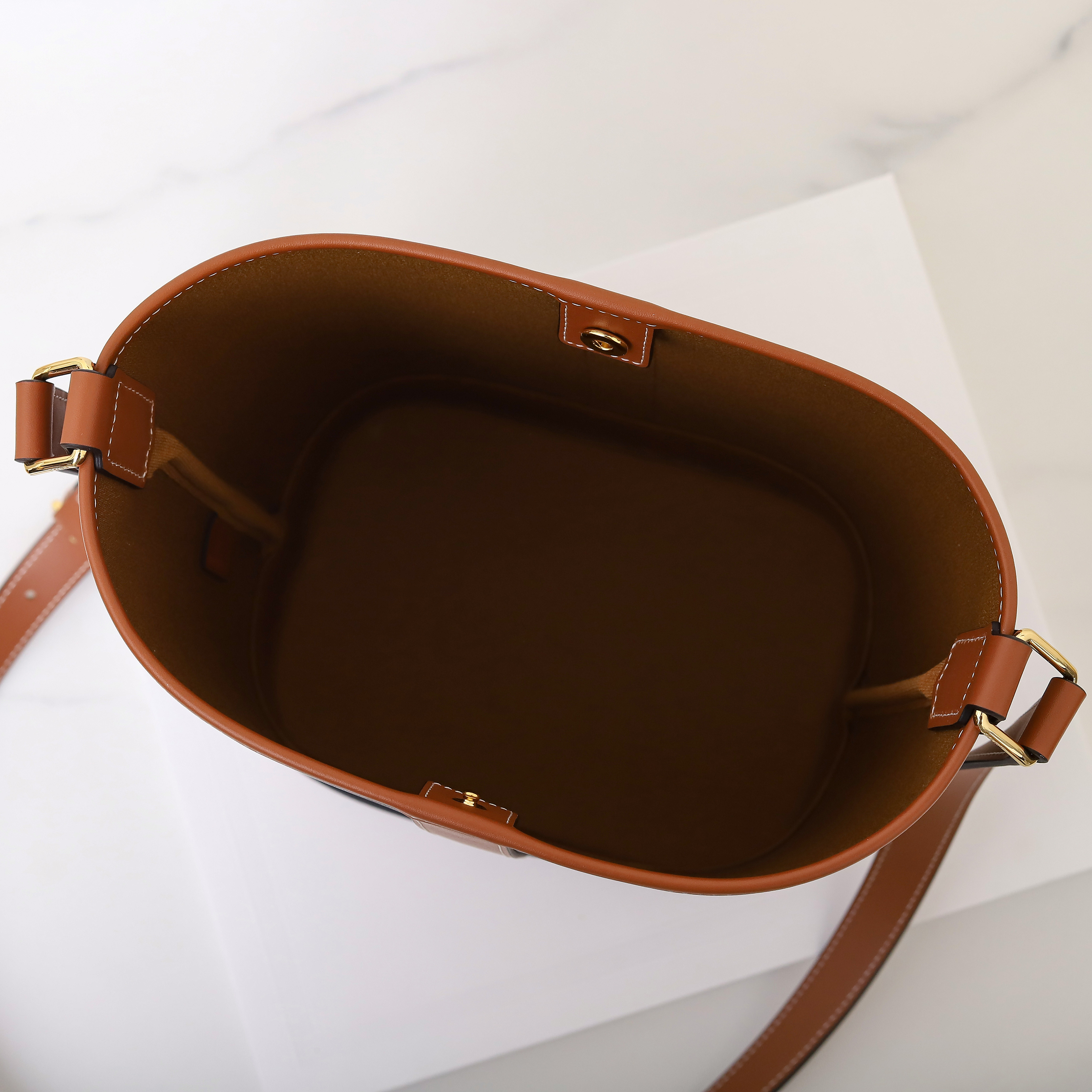 Ce**e SMALL BUCKET IN TRIOMPHE CANVAS AND CALFSKIN 191442 30x22x13cm