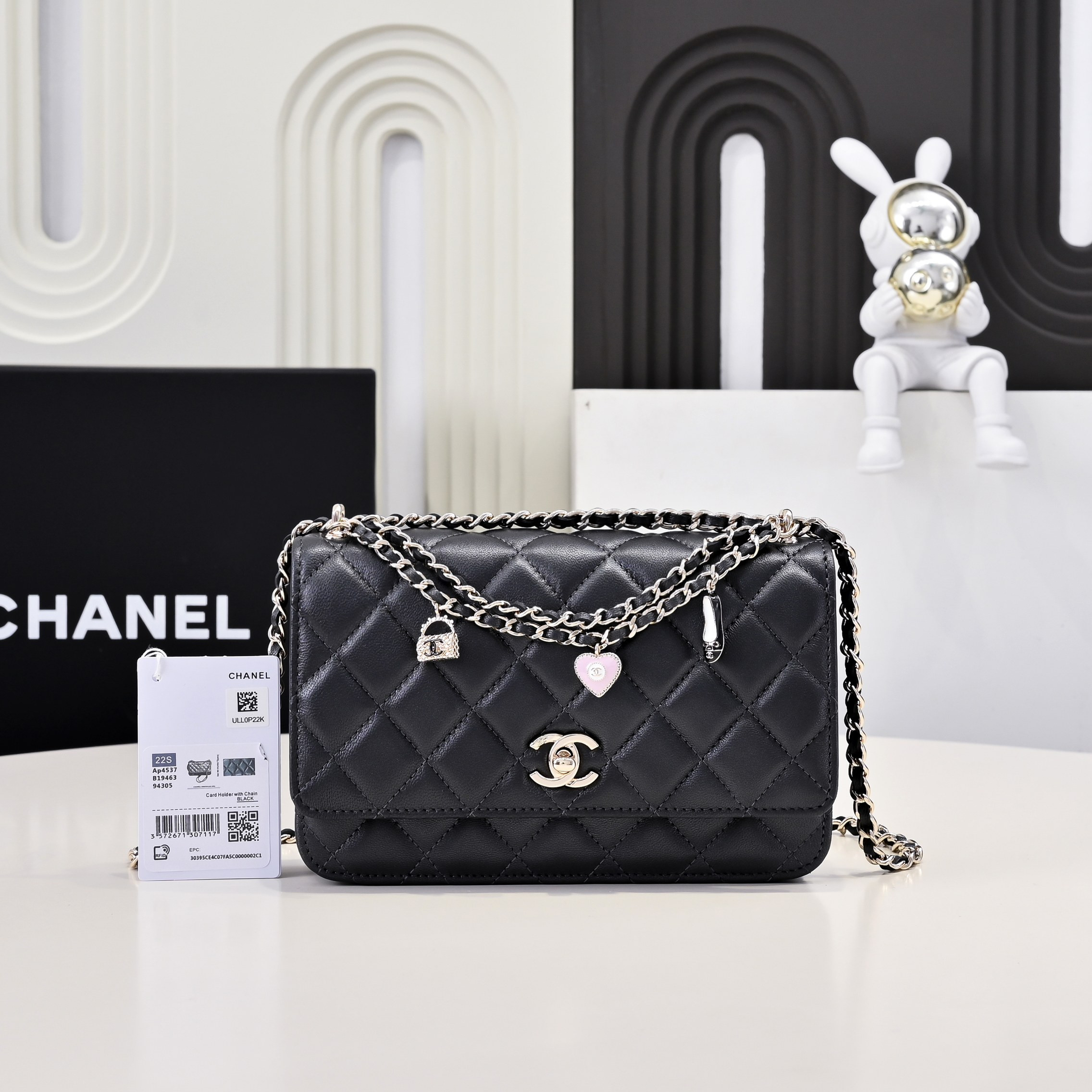 Ch*el SPRING-SUMMER 2025 PRE COLLECTION WALLET ON  BLACK AP4537 19.5 × 13 × 3.5 cm