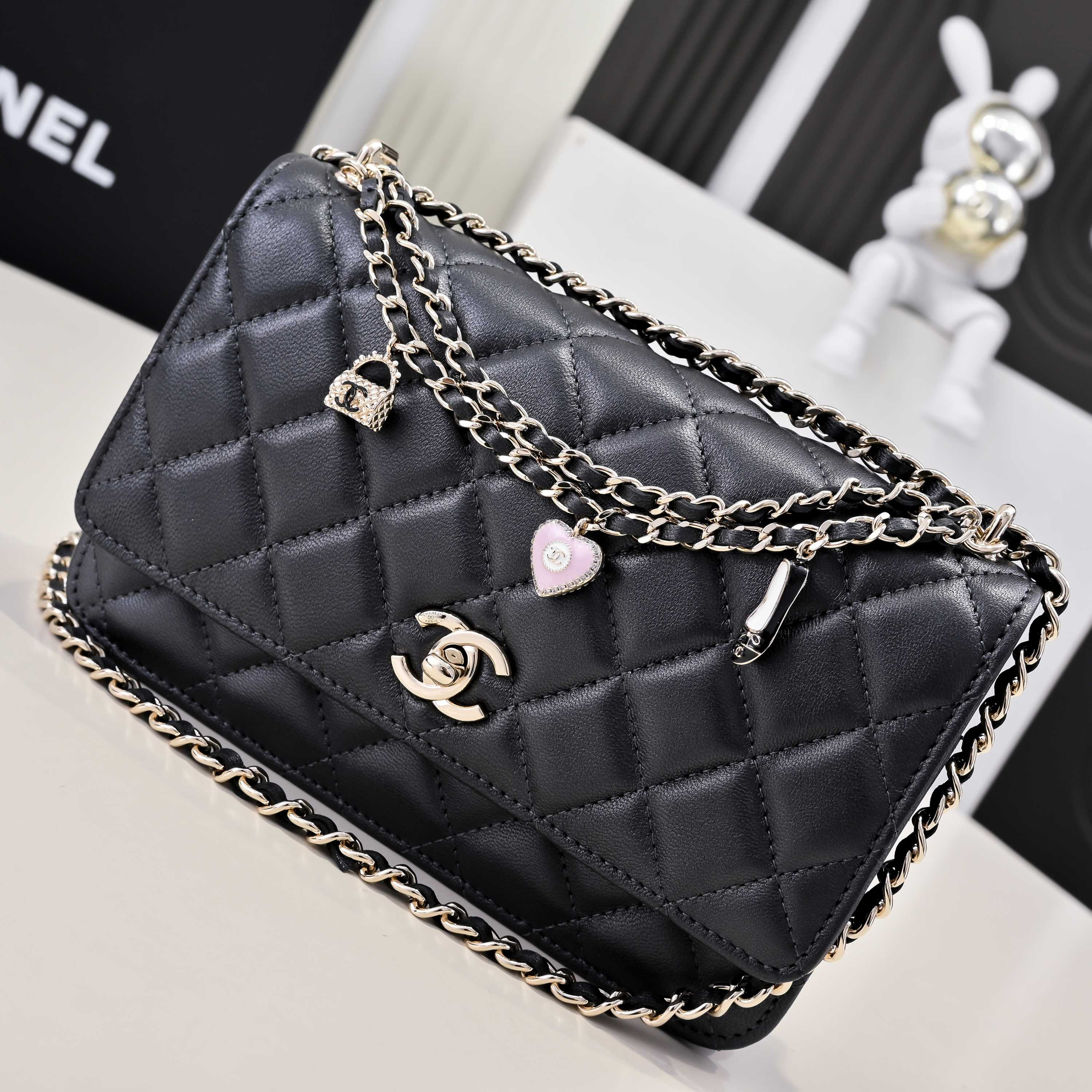 Ch*el SPRING-SUMMER 2025 PRE COLLECTION WALLET ON  BLACK AP4537 19.5 × 13 × 3.5 cm
