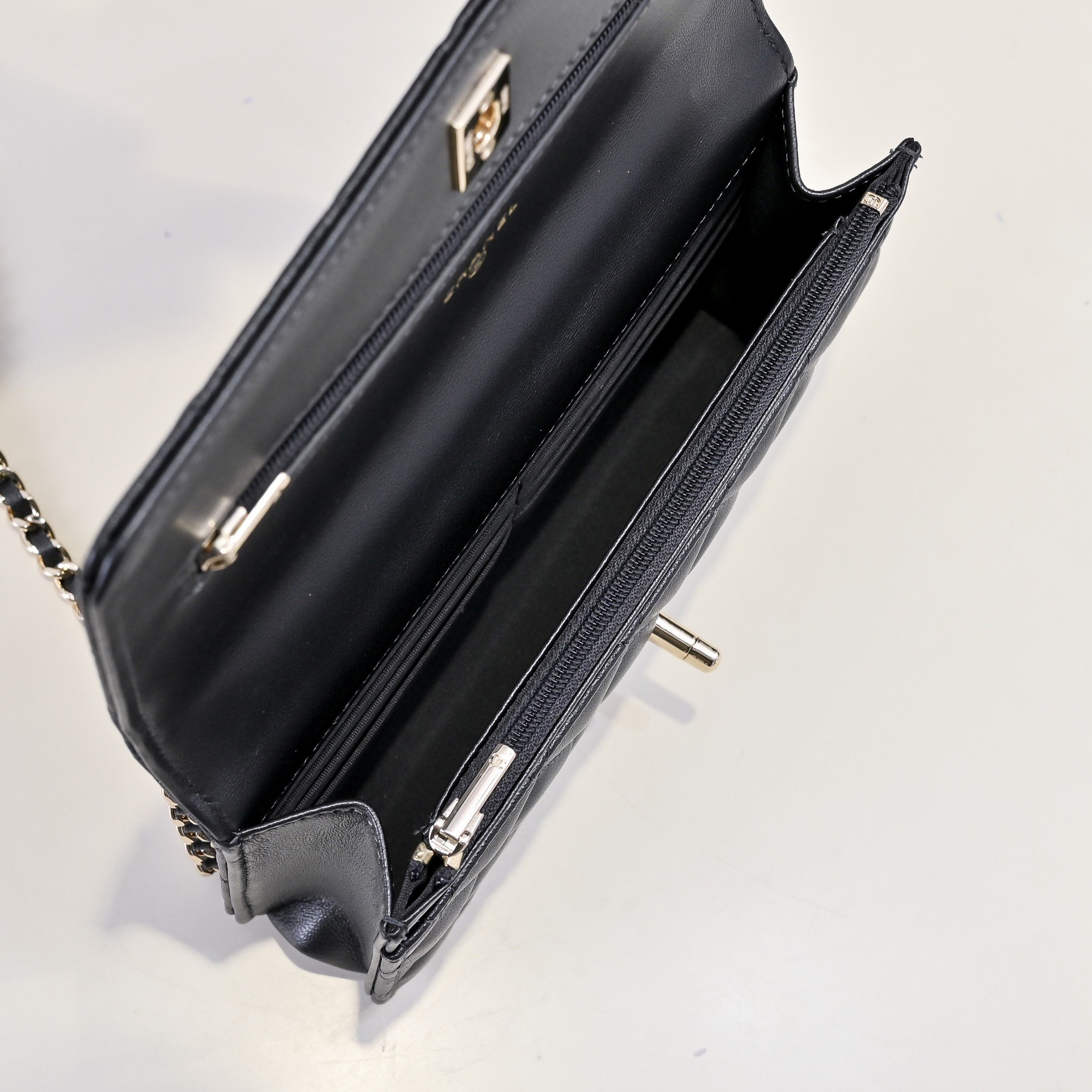 Ch*el SPRING-SUMMER 2025 PRE COLLECTION WALLET ON  BLACK AP4537 19.5 × 13 × 3.5 cm