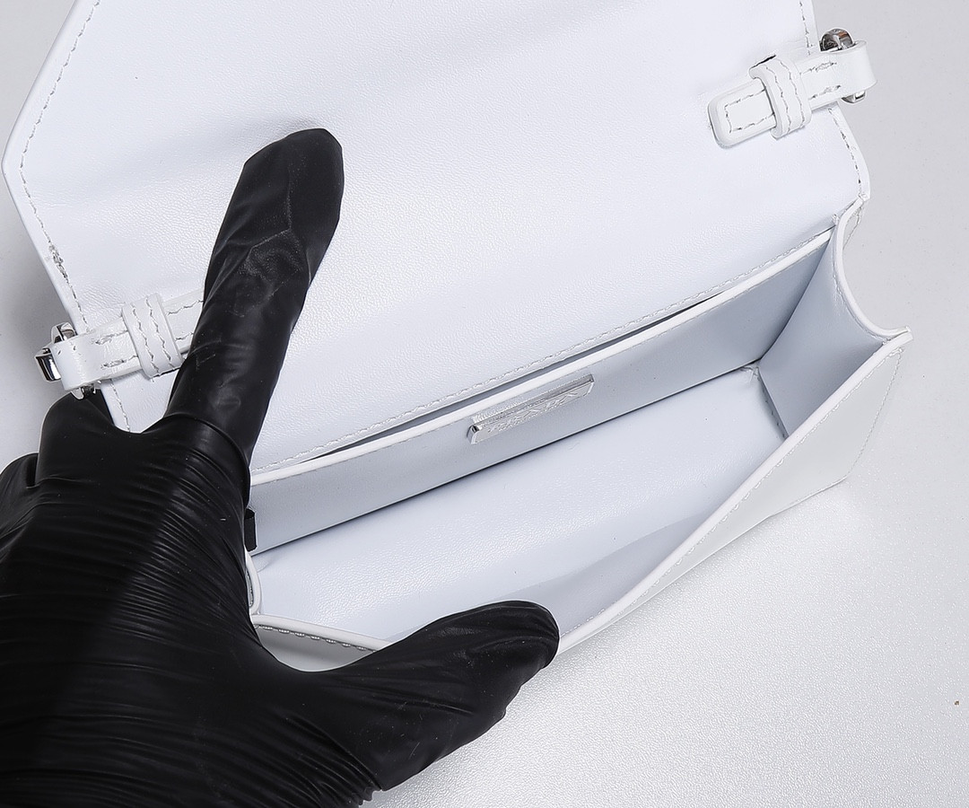 Pra*a White Brushed Leather Shoulder Bag 17x 9.5x3.5cm