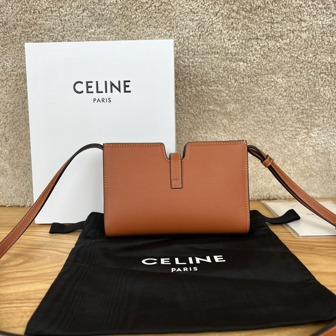 Ce**e 16 STRAP POCHETTE in IN S*pPLE GRAINED CALFSKIN 18.5 x 12 x 3 cm