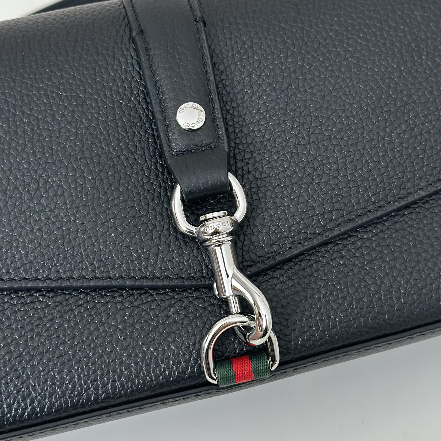 G*u*i Small crossbody bag with hook closure 23.5 x 12.5 x 6.5 cm