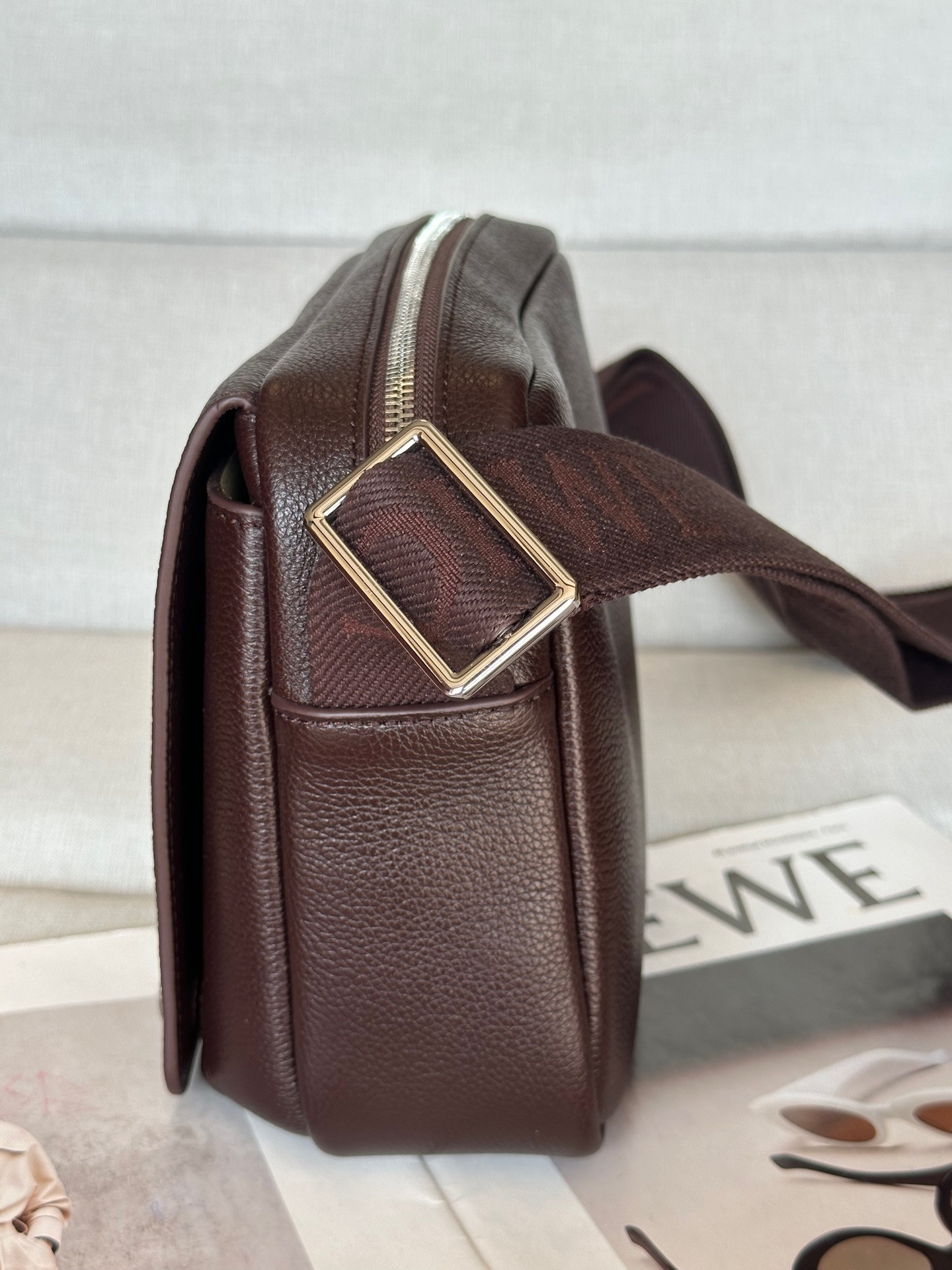 L0ew* Medium Pebble messenger bag in S*pple grained calfskin 18x23x9cm