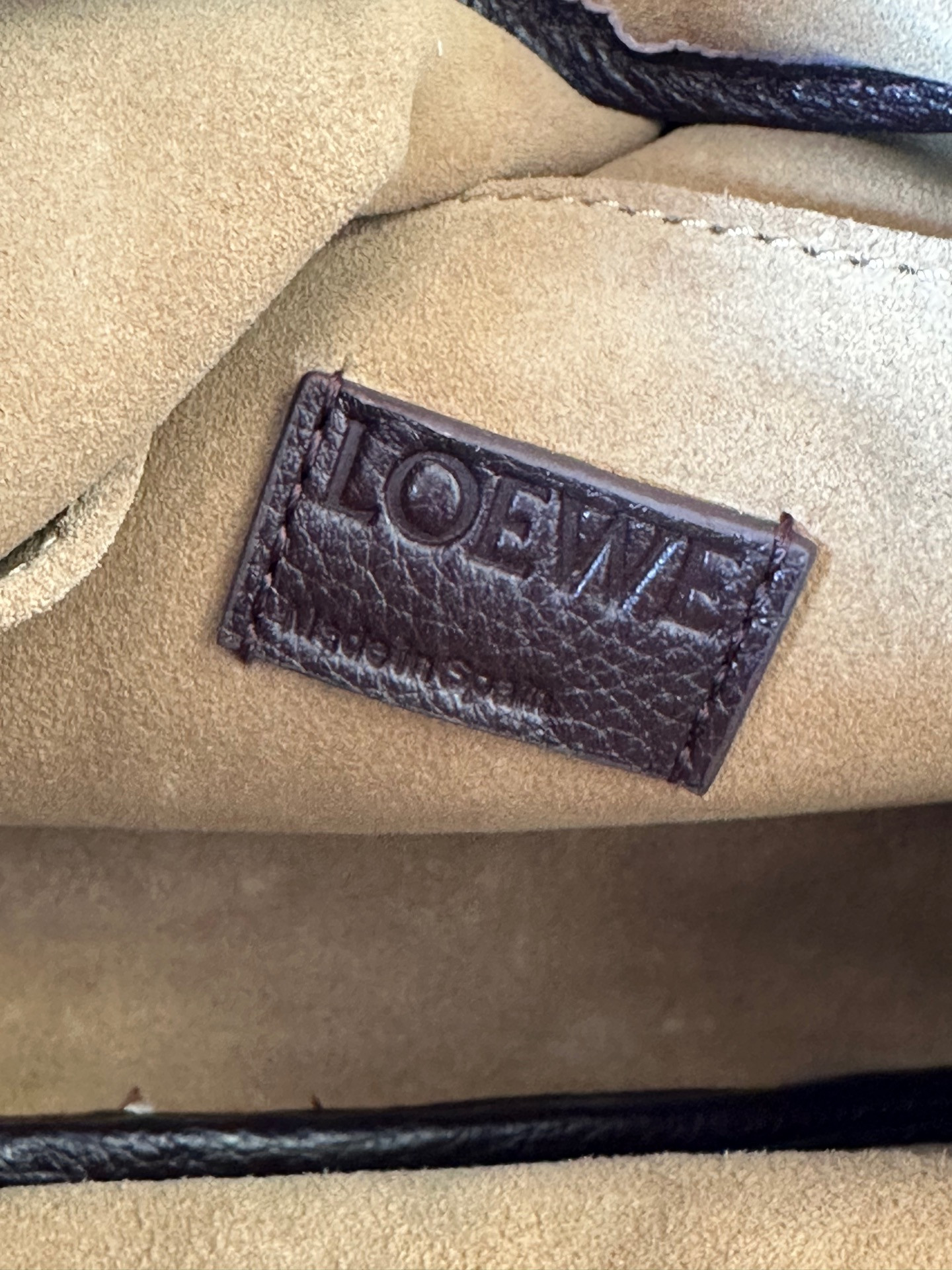 L0ew* Medium Pebble messenger bag in S*pple grained calfskin 18x23x9cm