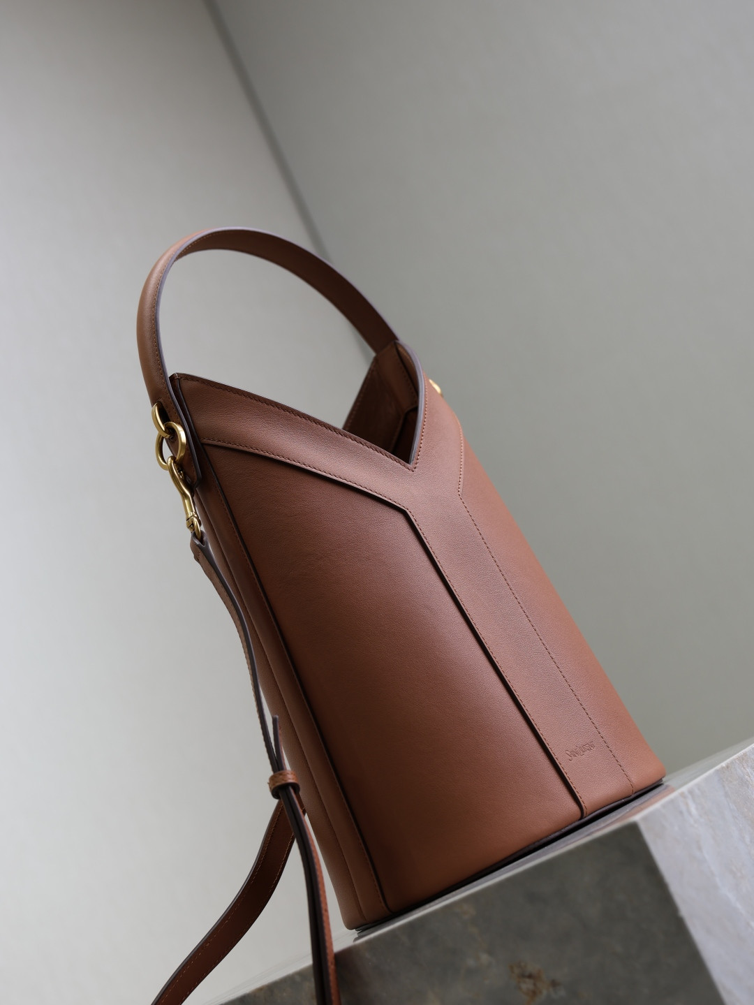 Y*L Y top-handle bucket in leather 25x22-34x3-15cm