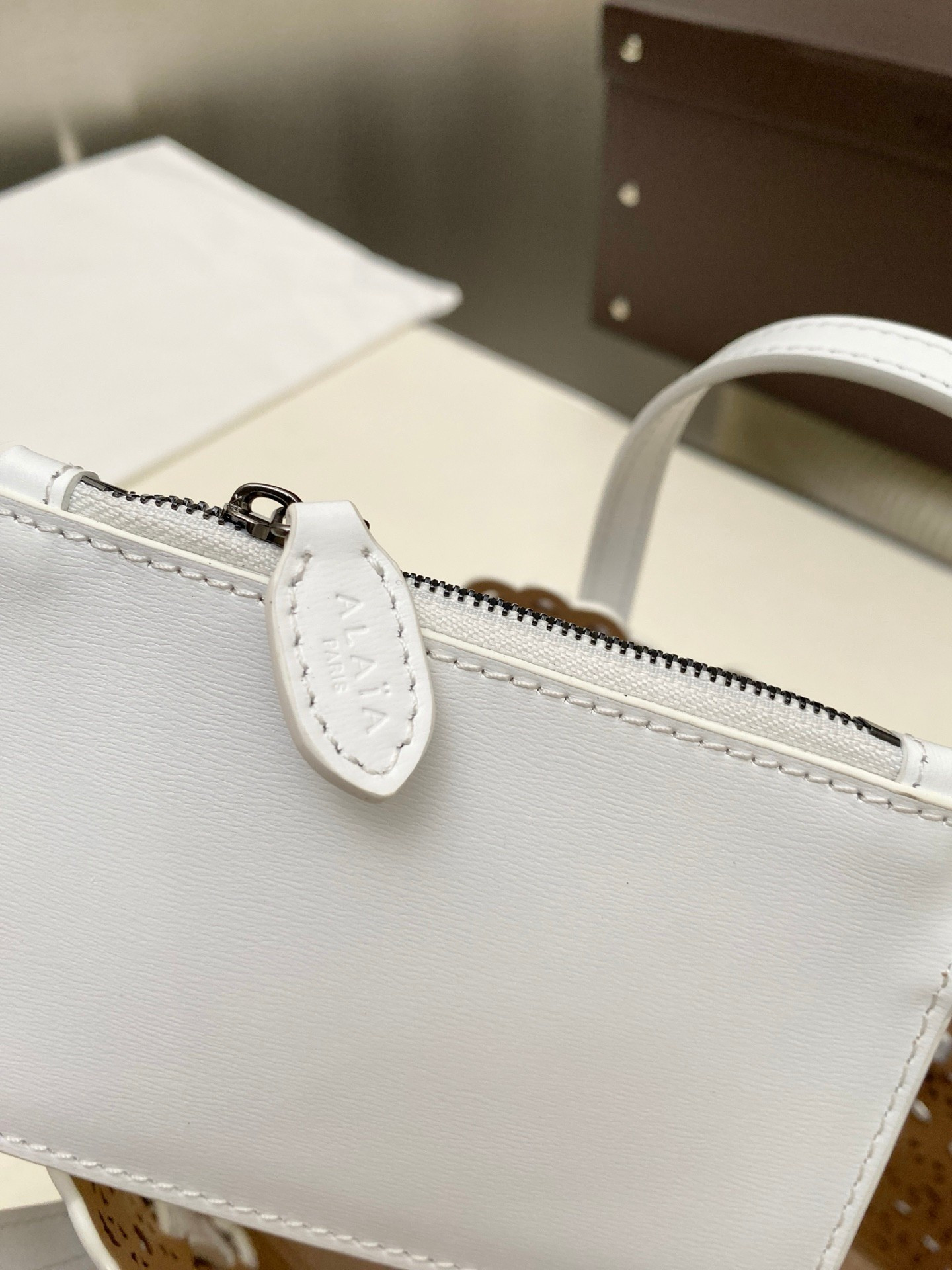 ALAÏA Mina 20 bag In Vienne  Wave 20x17x10cm